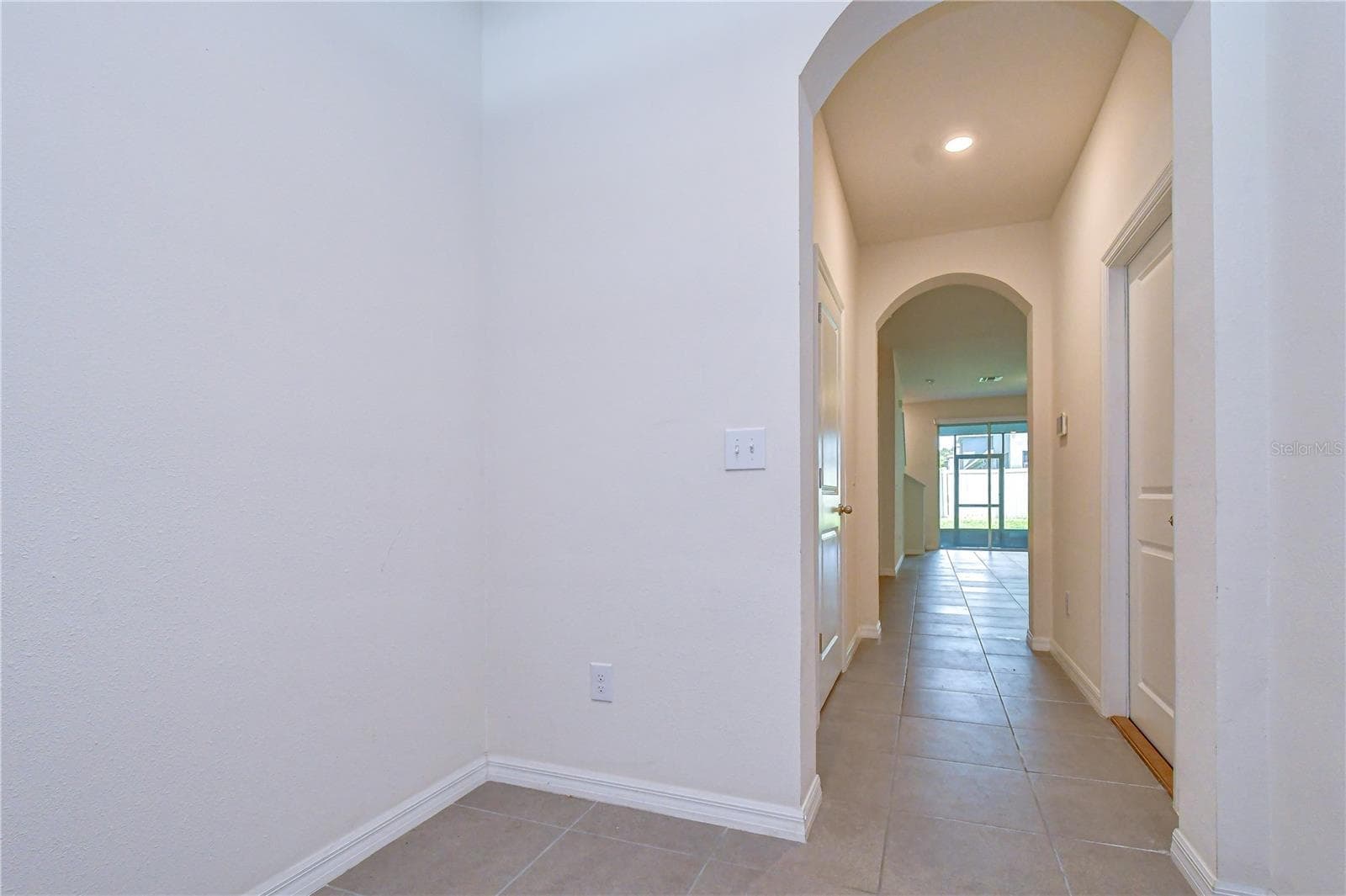 Welcoming entry opens into the bright, spacious main living area - 3326 PLEASANT WILLOW CT, BRANDON