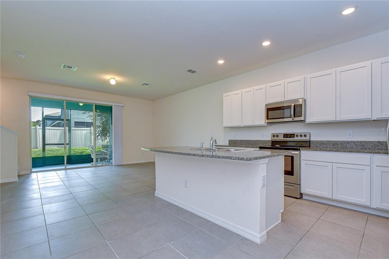 Connected layout keeps the kitchen at the center of everyday activity and entertaining - 3326 PLEASANT WILLOW CT, BRANDON