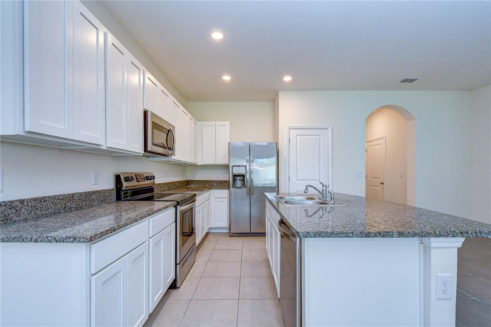 Generous storage keeps the kitchen organized and functional - 3326 PLEASANT WILLOW CT, BRANDON