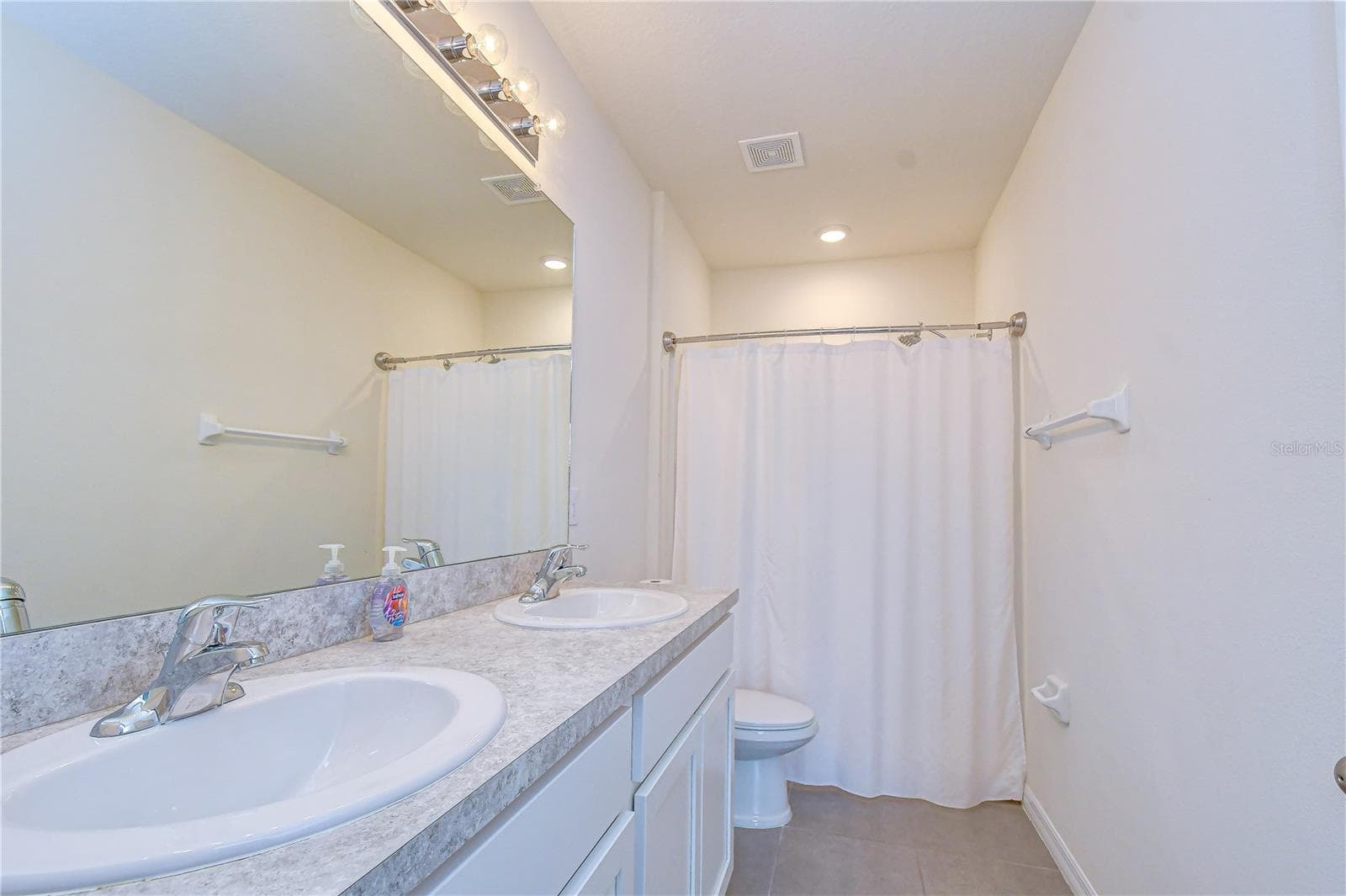 Full bathroom conveniently serves the secondary bedrooms - 3326 PLEASANT WILLOW CT, BRANDON
