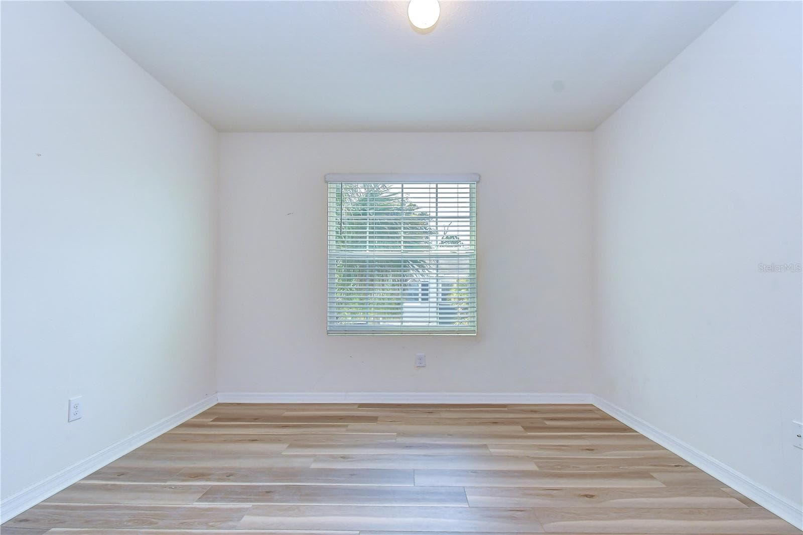 Versatile secondary bedroom filled with natural light, perfect for guests, a home office, or personal workspace. - 3326 PLEASANT WILLOW CT, BRANDON