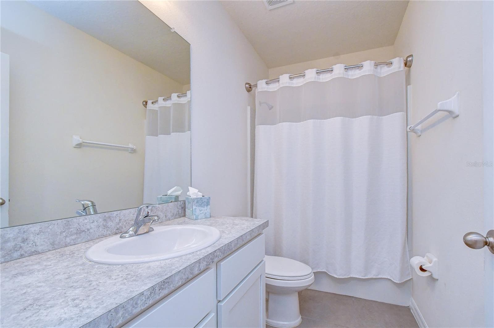 Full upstairs hall bathroom with tub/shower combination. - 3326 PLEASANT WILLOW CT, BRANDON