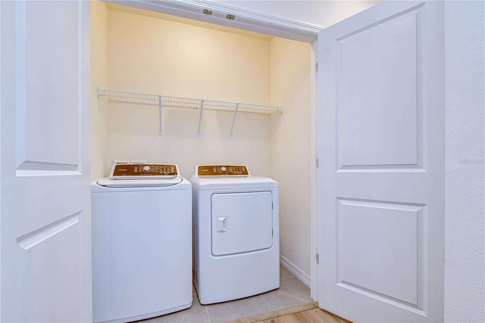 Upstairs laundry area makes everyday routines convenient - 3326 PLEASANT WILLOW CT, BRANDON