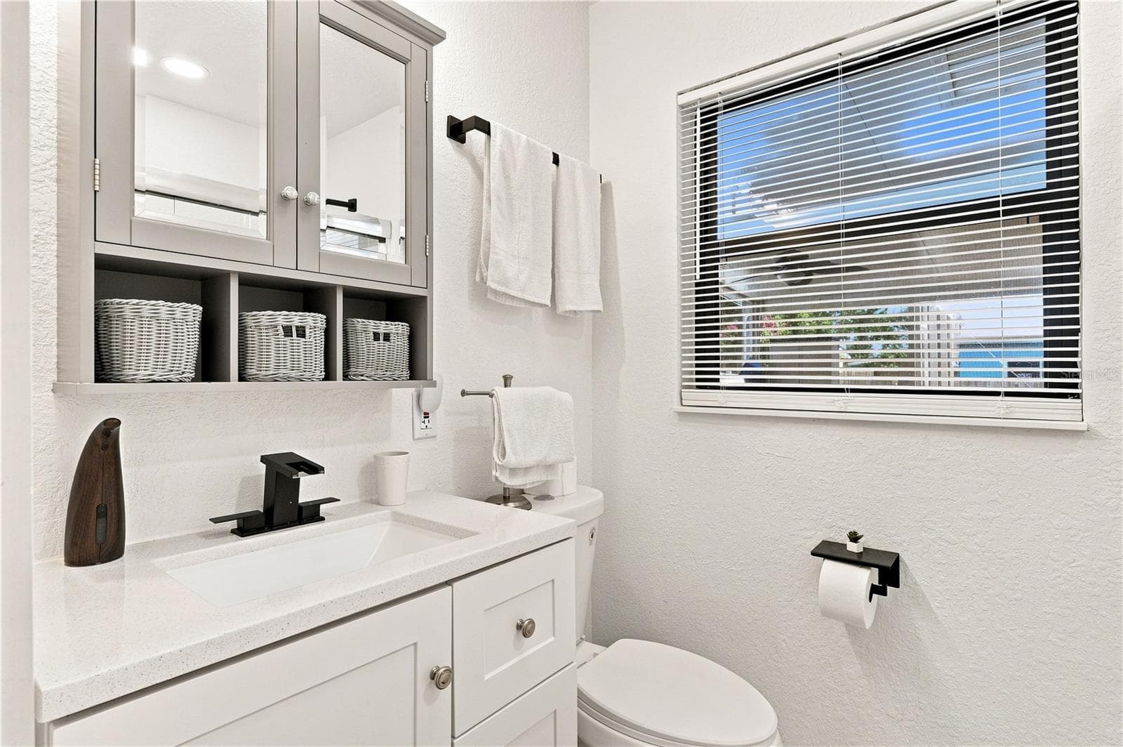 Single Family Residence at 21512 EDGEWATER DR, PORT CHARLOTTE, photo 17 of 37