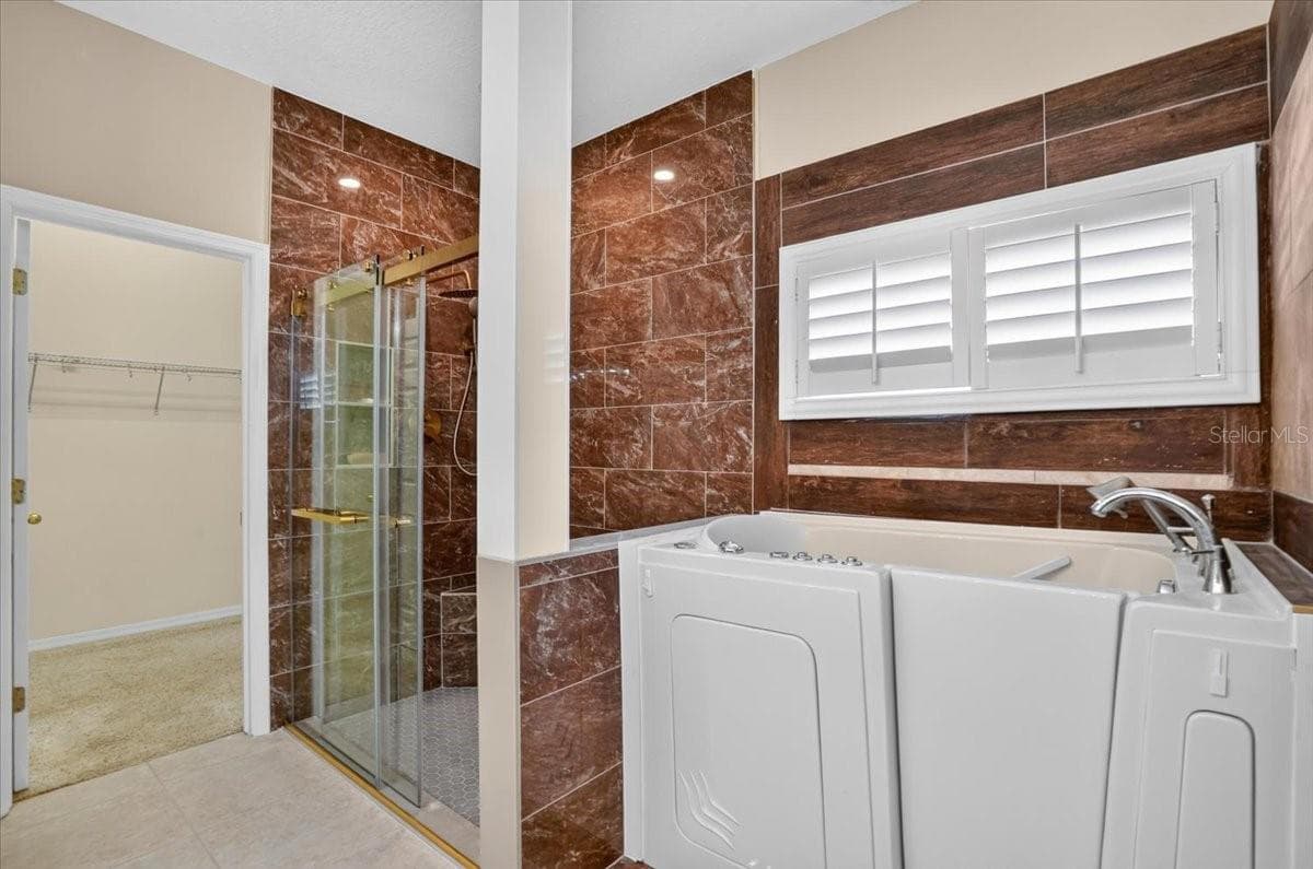 Master bathroom - 2309 SWORDFISH AVE, HOLIDAY