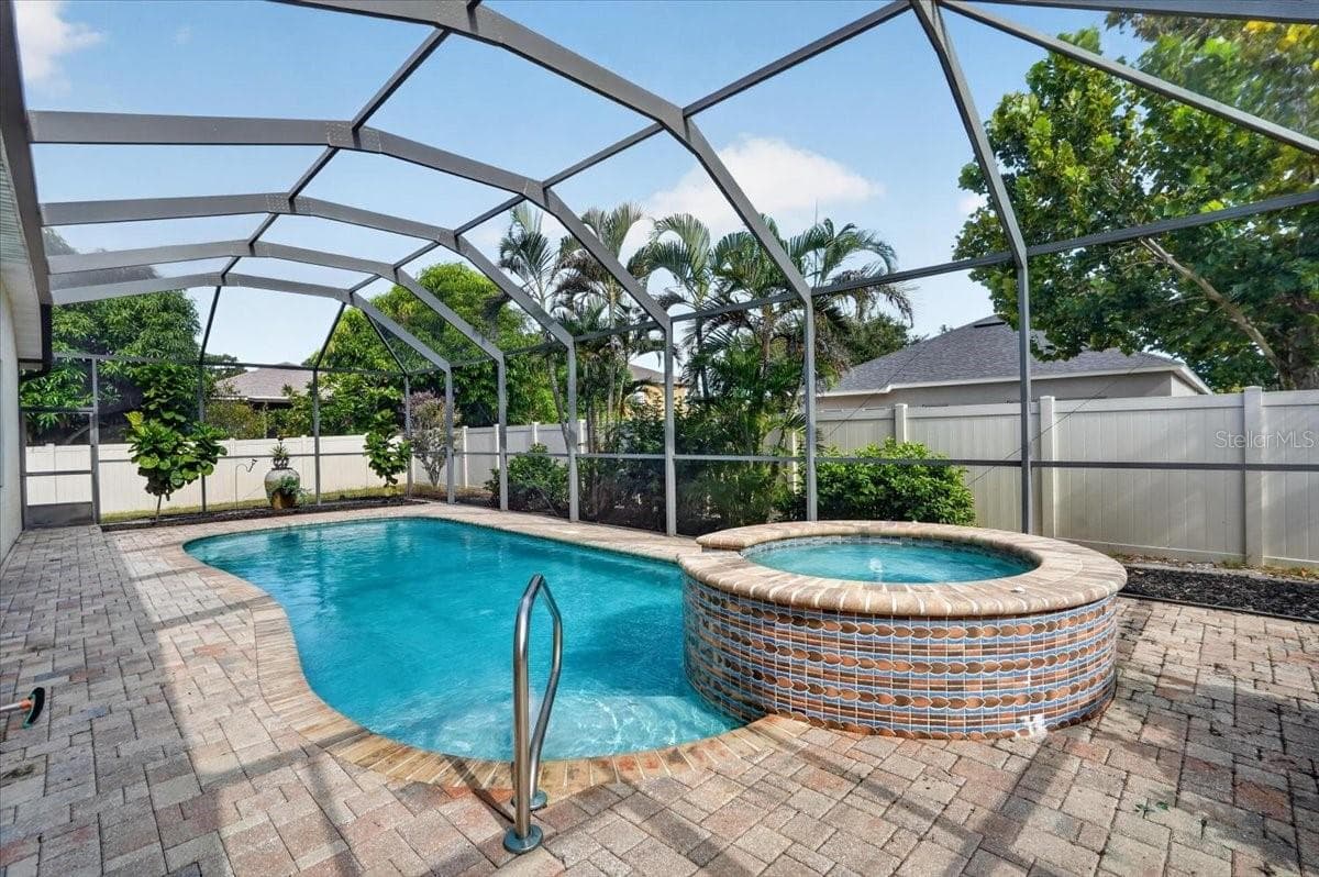 Partially elevated spa and salt warer pool - 2309 SWORDFISH AVE, HOLIDAY