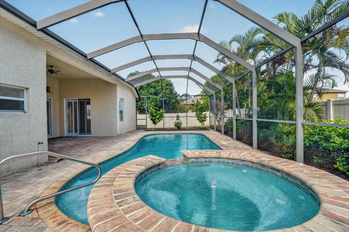 Spa and pool - 2309 SWORDFISH AVE, HOLIDAY