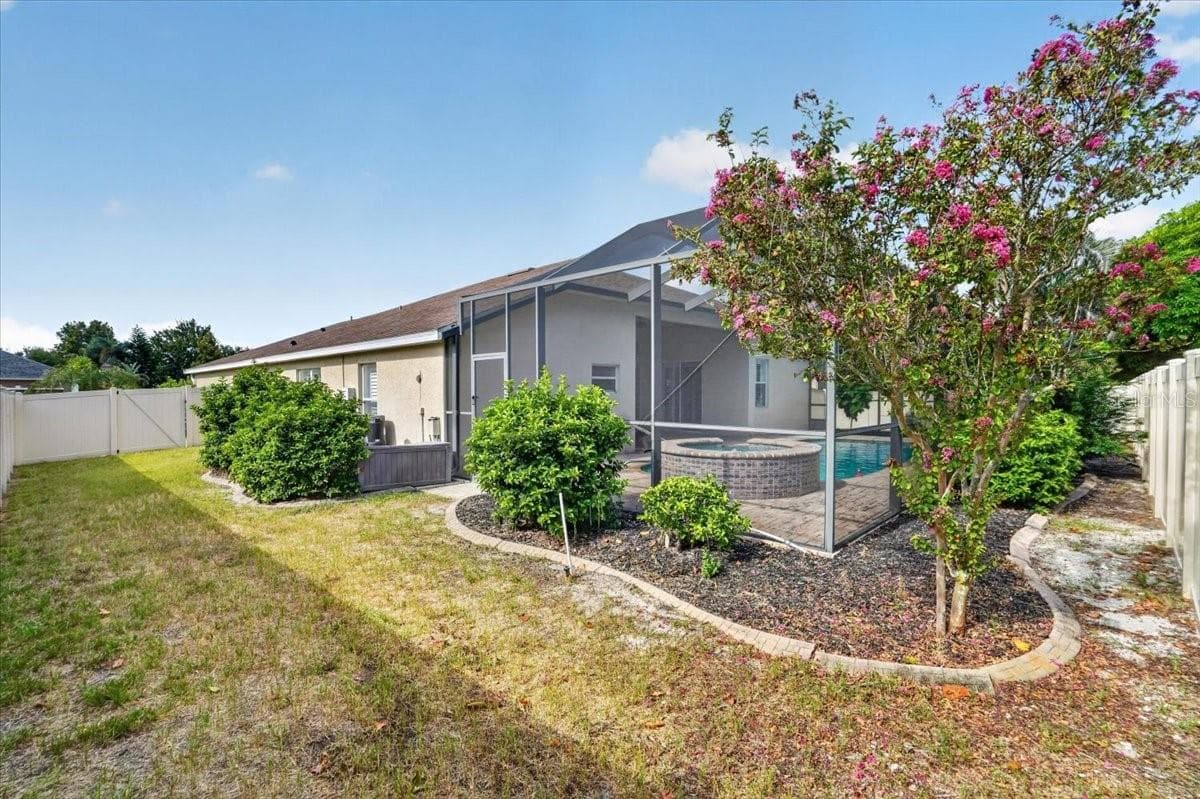 Side yard with single gate and pool equipment - 2309 SWORDFISH AVE, HOLIDAY