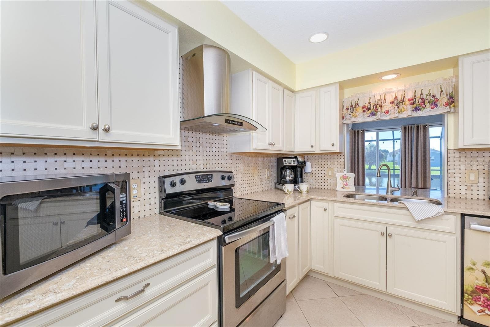 Pass-thru to lanai - 9296 ARRID CIR, PORT CHARLOTTE