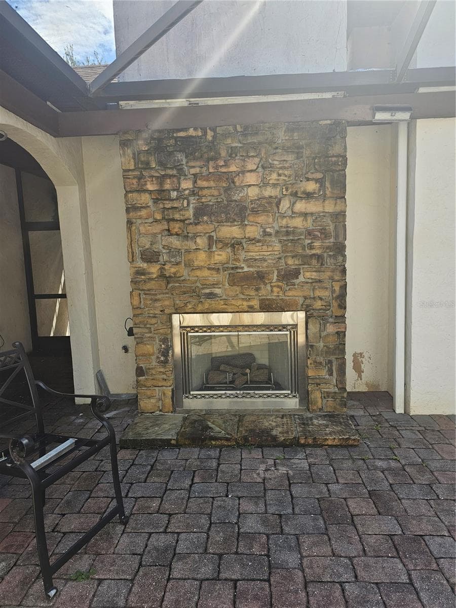 Courtyard gas fireplace - 33116 IRONGATE DR, LEESBURG