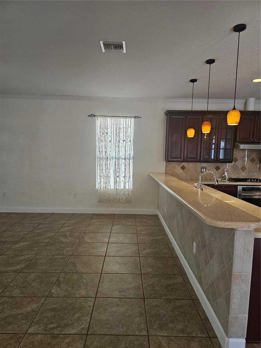 First view of kitchen - 33116 IRONGATE DR, LEESBURG