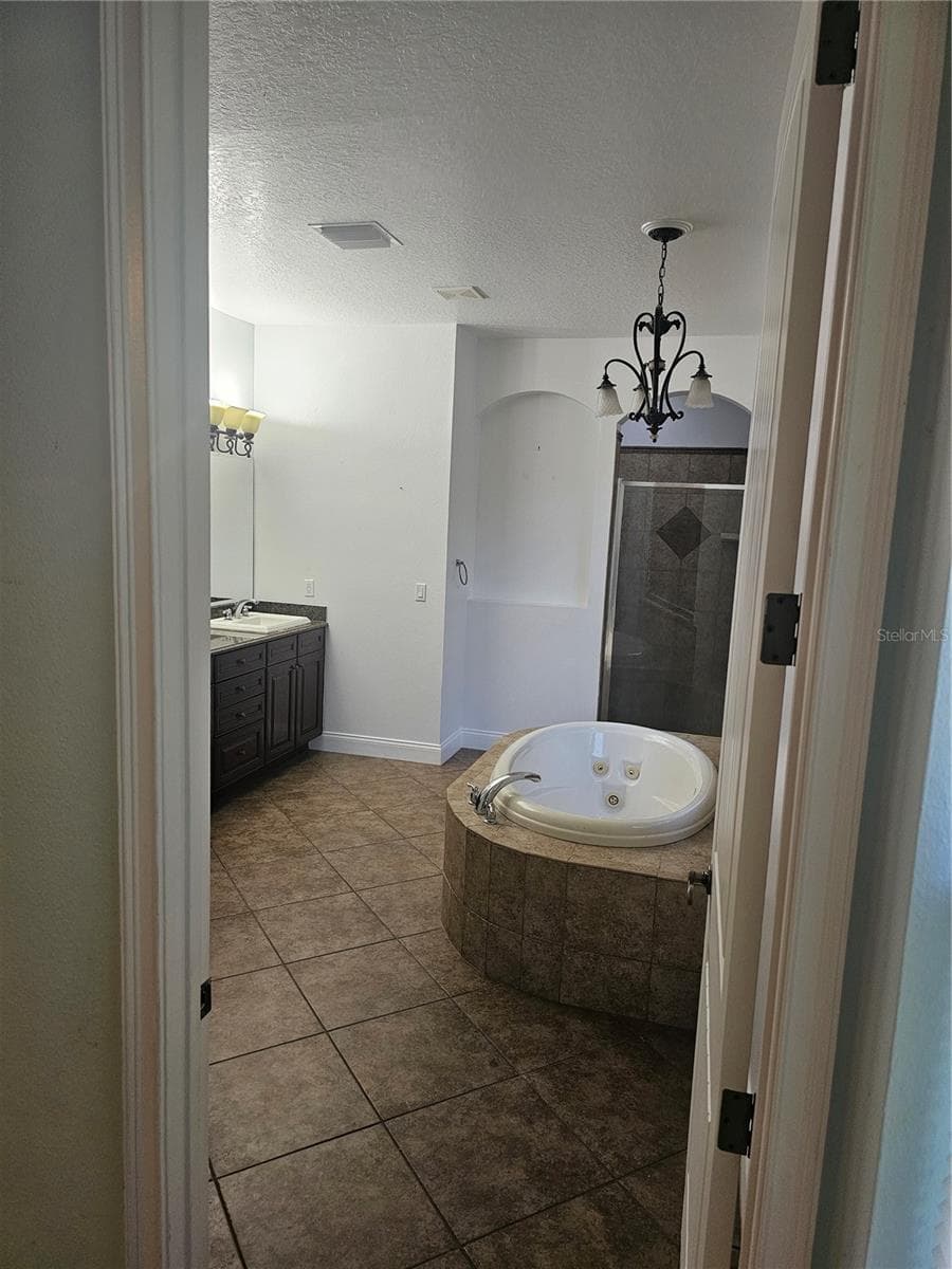 Master Bathroom - 33116 IRONGATE DR, LEESBURG