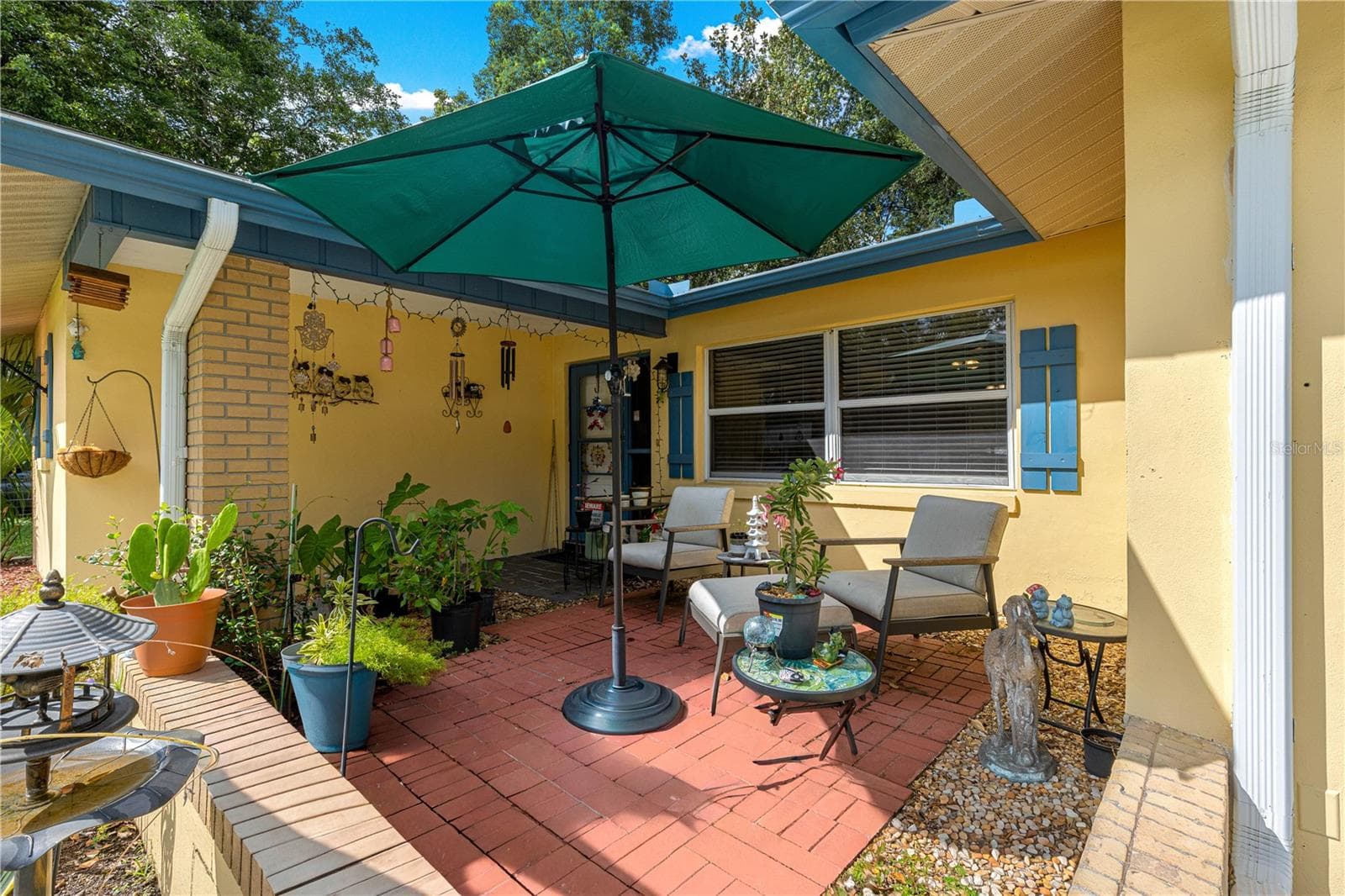 Courtyard patio with space for outdoor seating. - 2170 W DORAL CT, CITRUS SPRINGS