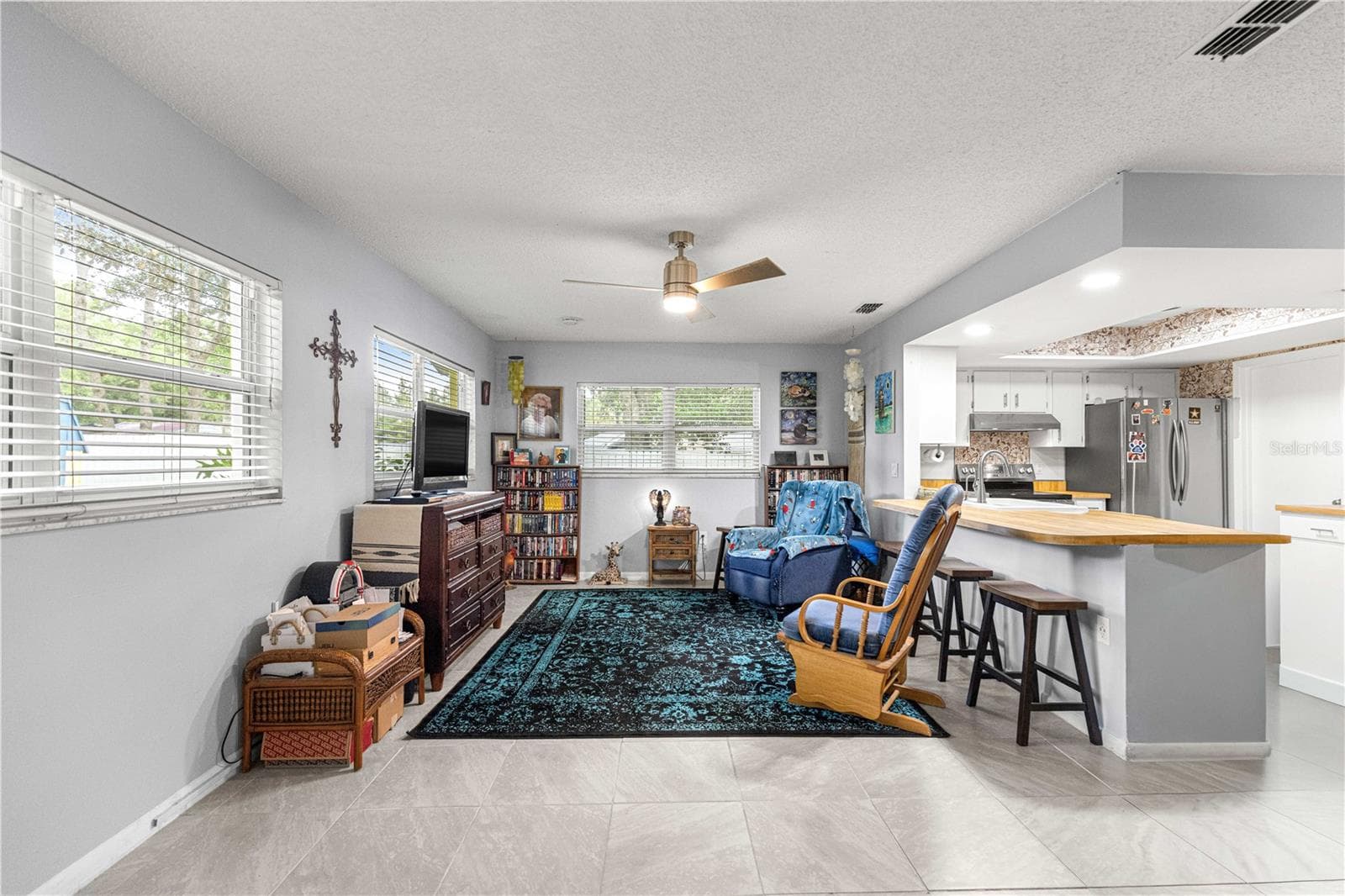Family room beside the kitchen offers a second space for relaxing and gathering. - 2170 W DORAL CT, CITRUS SPRINGS