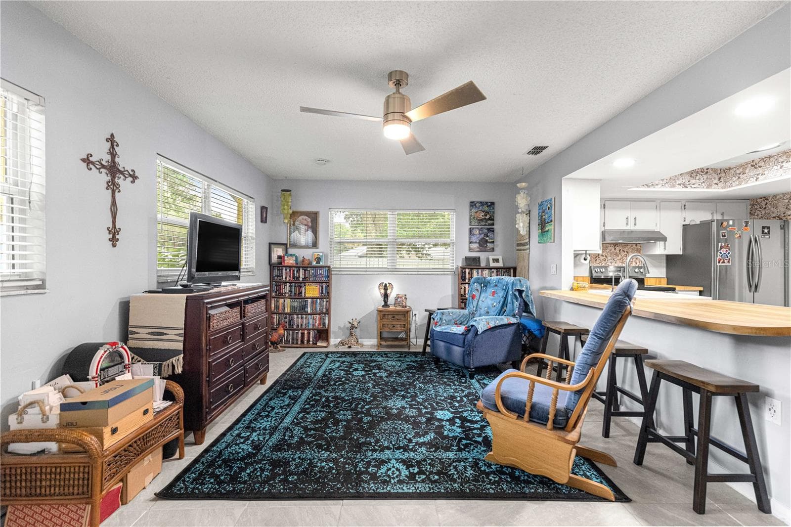 Family room connects directly to the kitchen and breakfast bar. - 2170 W DORAL CT, CITRUS SPRINGS