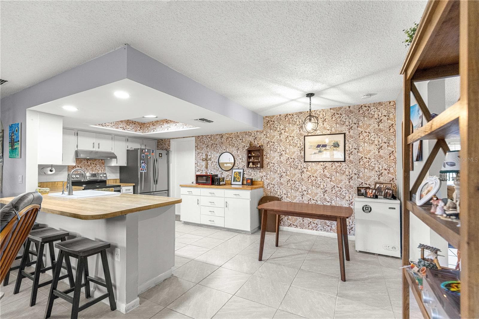 Dining nook beside the kitchen provides another spot for meals. - 2170 W DORAL CT, CITRUS SPRINGS