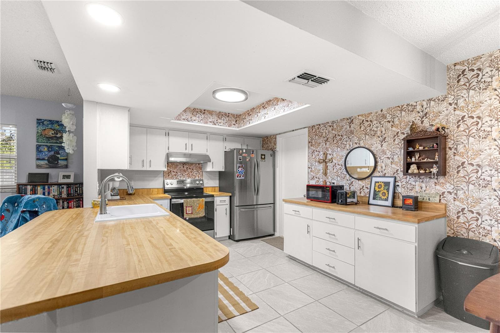 Kitchen with stainless-steel appliances, generous counter space and breakfast-bar seating. - 2170 W DORAL CT, CITRUS SPRINGS