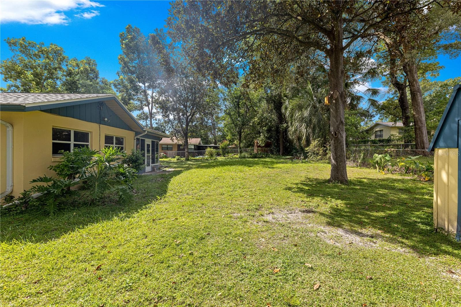 Side yard with mature trees and open lawn. - 2170 W DORAL CT, CITRUS SPRINGS