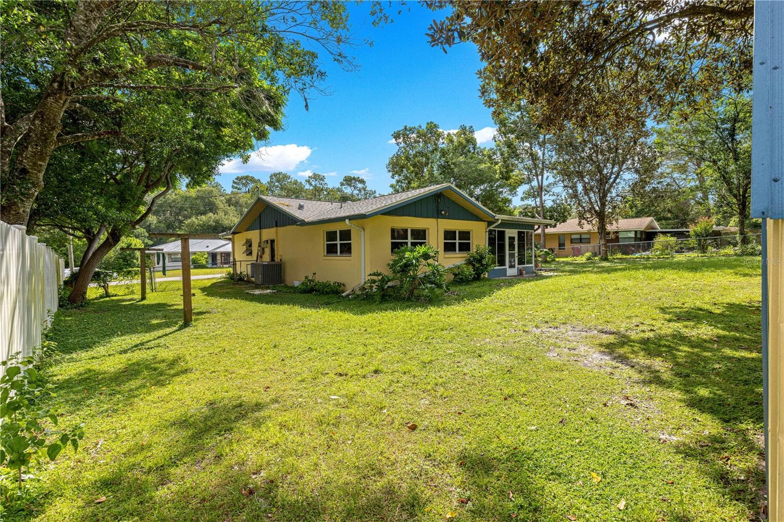 Fenced backyard with mature trees and room to enjoy the outdoors. - 2170 W DORAL CT, CITRUS SPRINGS