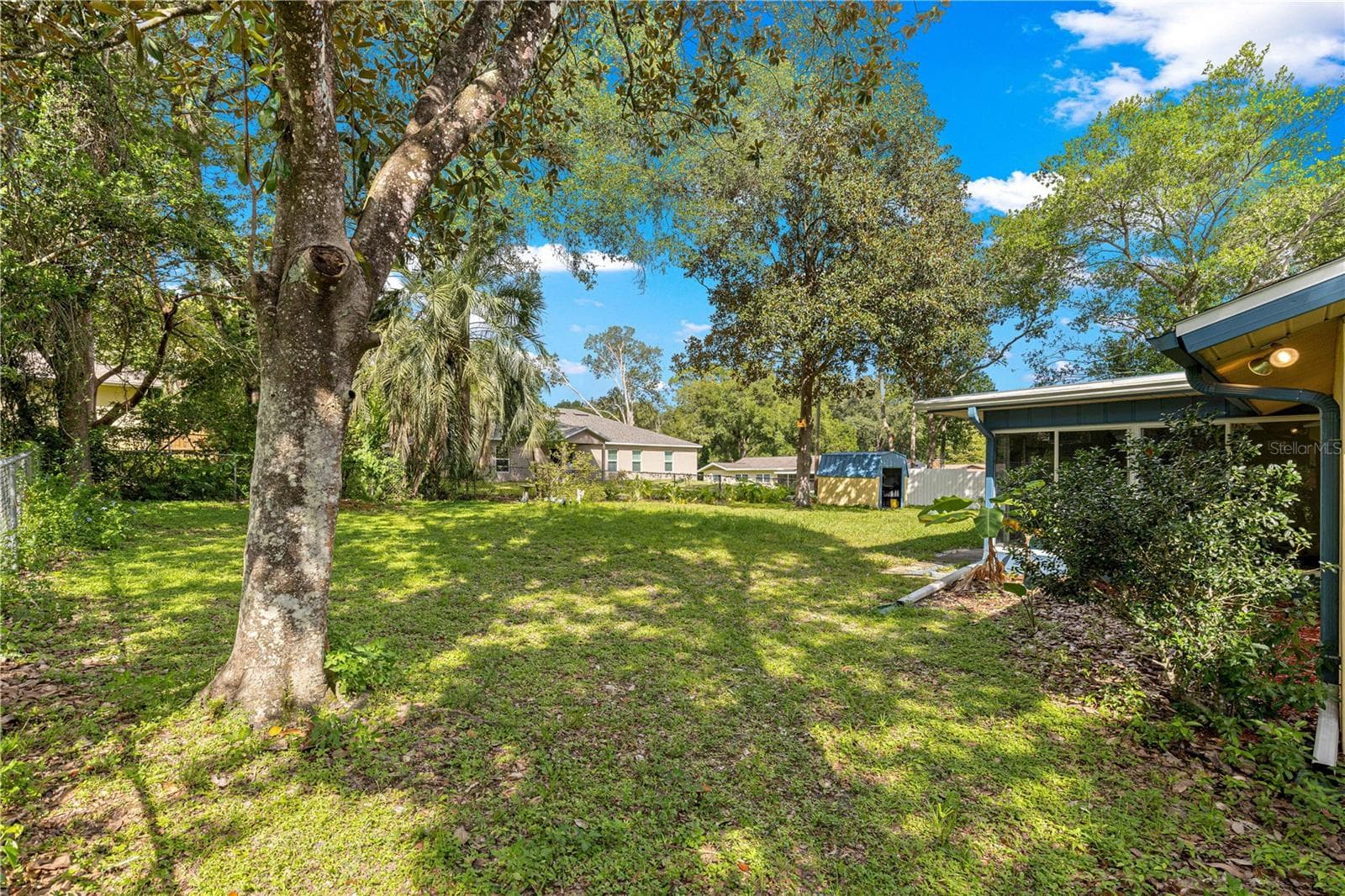 Another backyard view with mature shade trees. - 2170 W DORAL CT, CITRUS SPRINGS