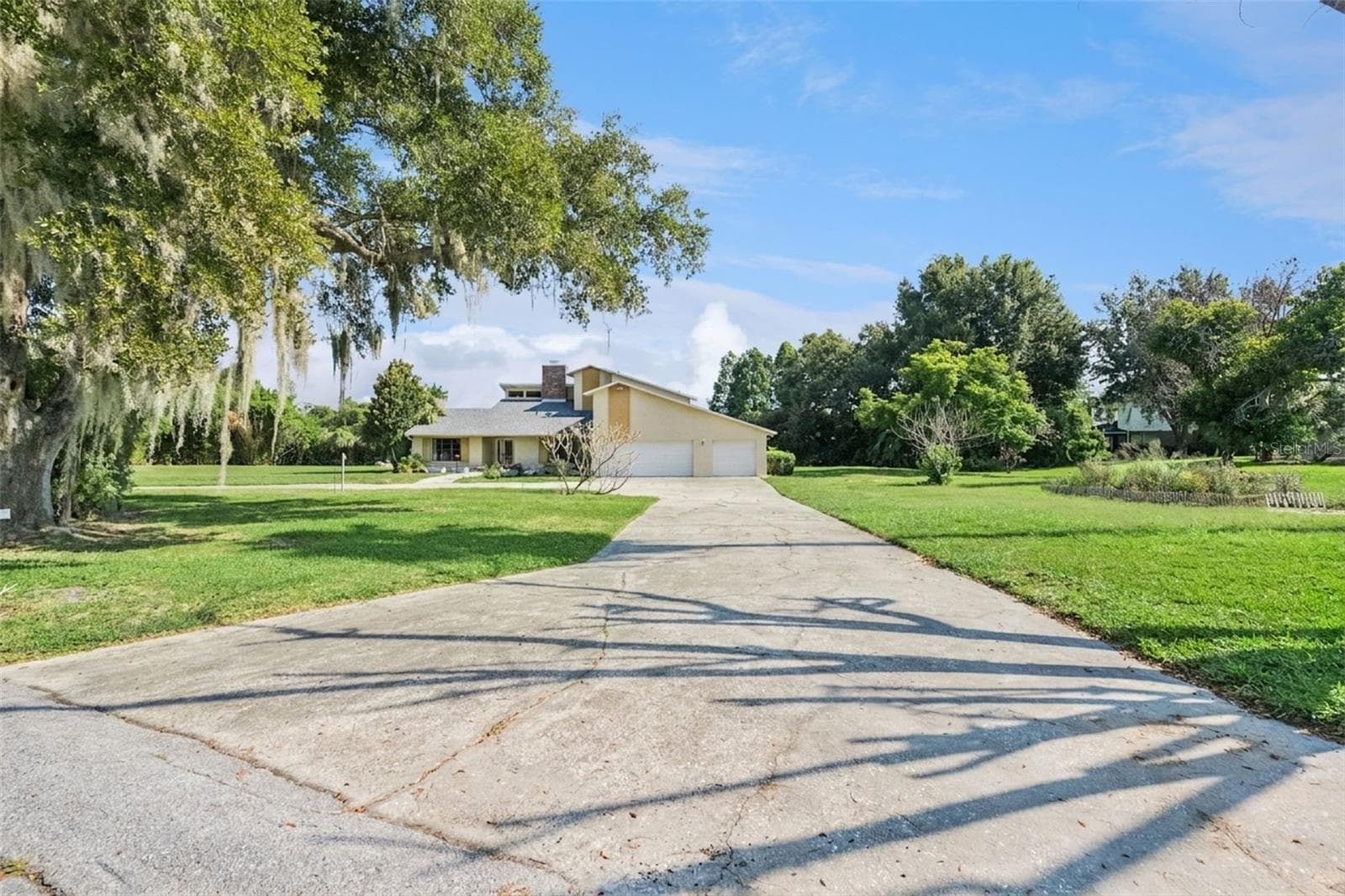 Expansive circular driveway. - 25 LAKEWOOD CSWY, WINTER HAVEN