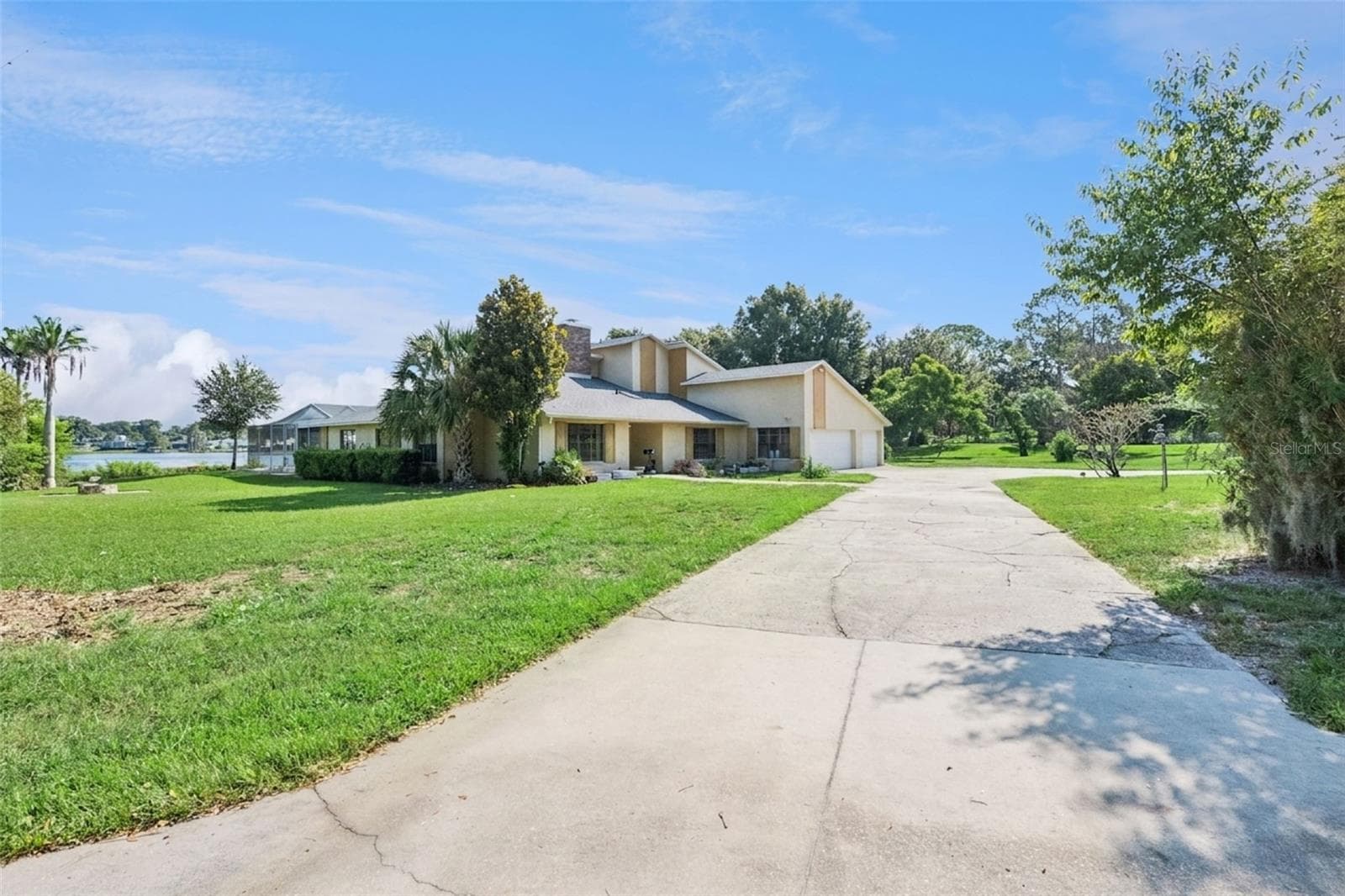Extended circular driveway! - 25 LAKEWOOD CSWY, WINTER HAVEN
