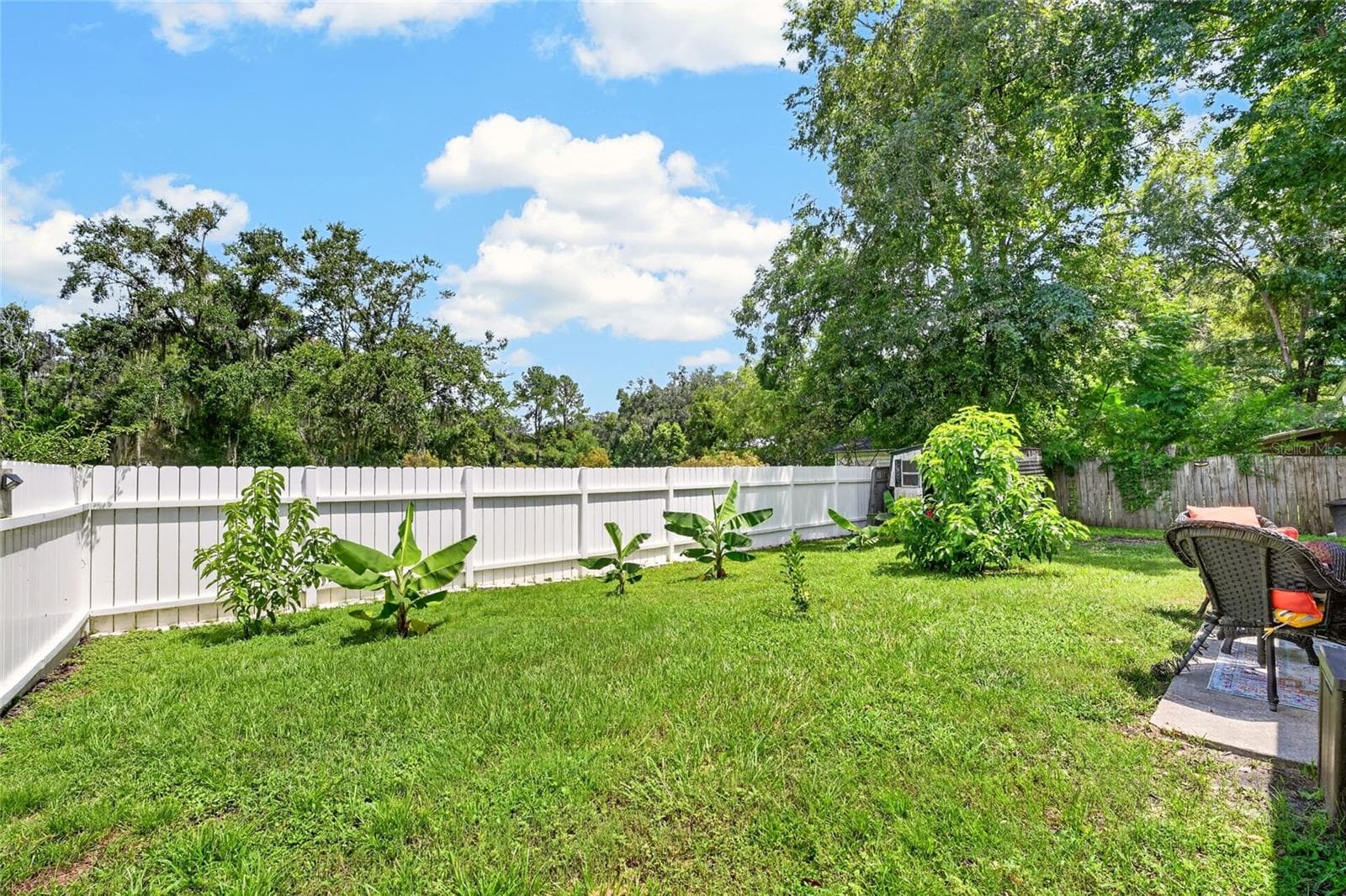 White vinyl privacy fencing in back and side yard - 5203 SE 114TH ST, BELLEVIEW