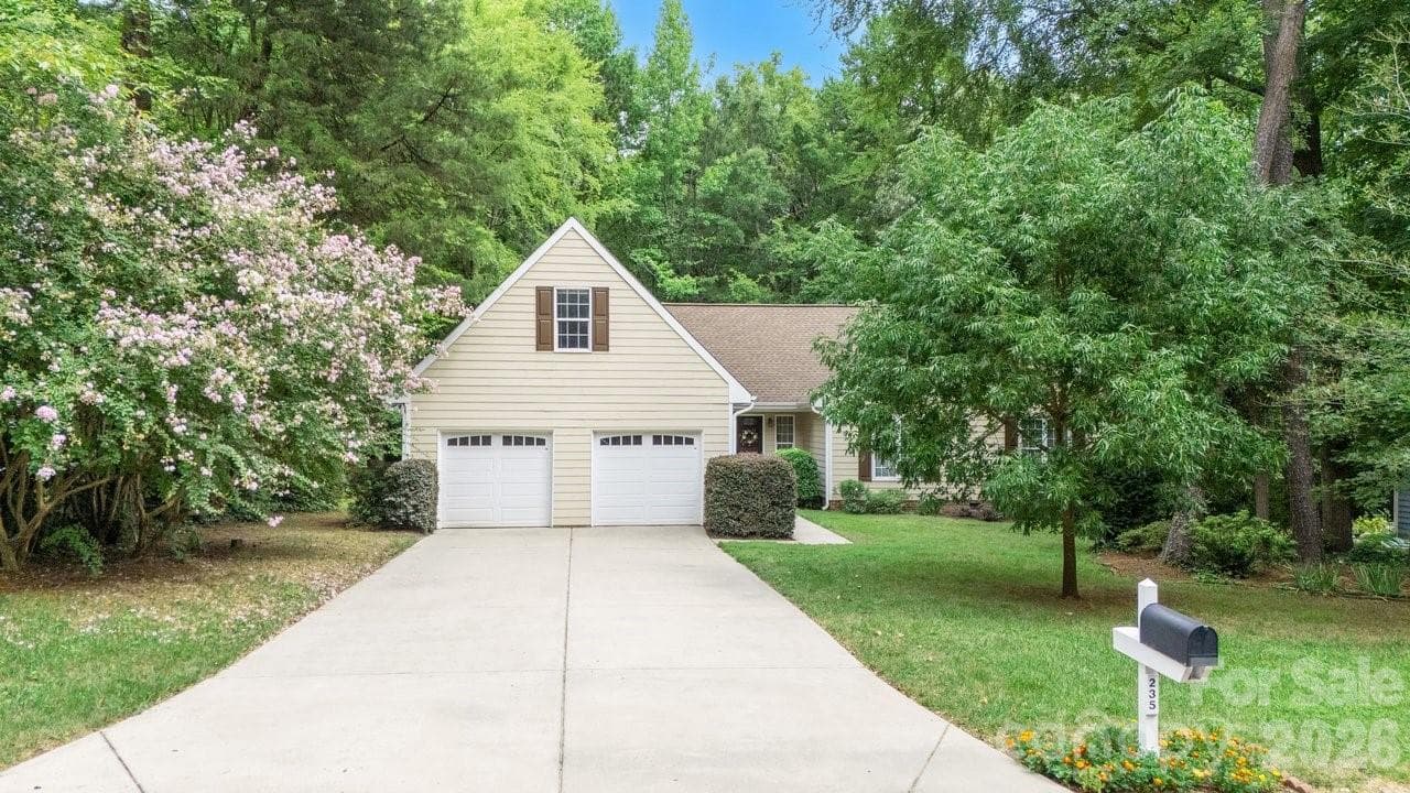 Private spacious yard - 235 Withershinn Drive, Charlotte