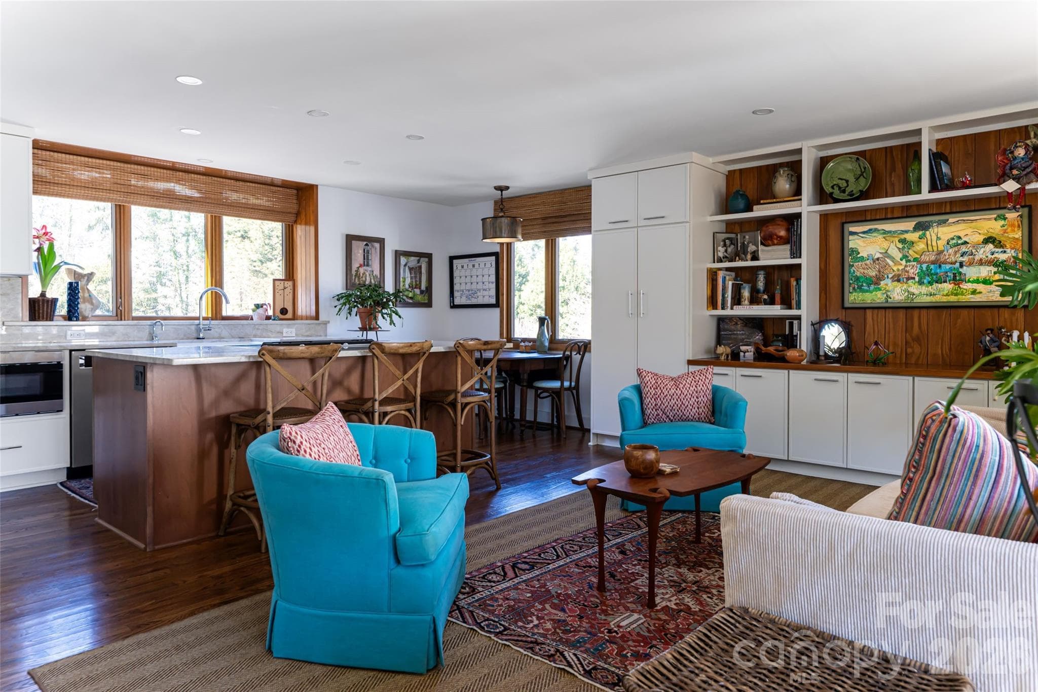 very comfy space for relaxing - 28 Forest Road, Asheville