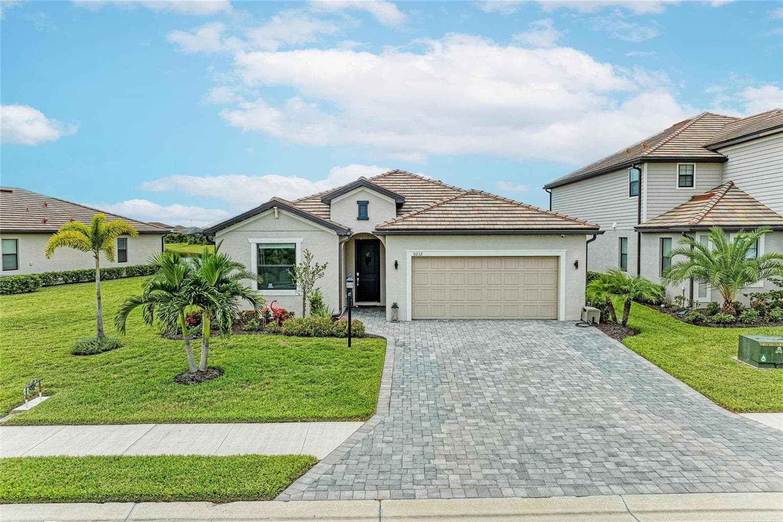 Single Family Residence at 5212 BLUE CRUSH ST, LAKEWOOD RANCH, photo 2 of 66