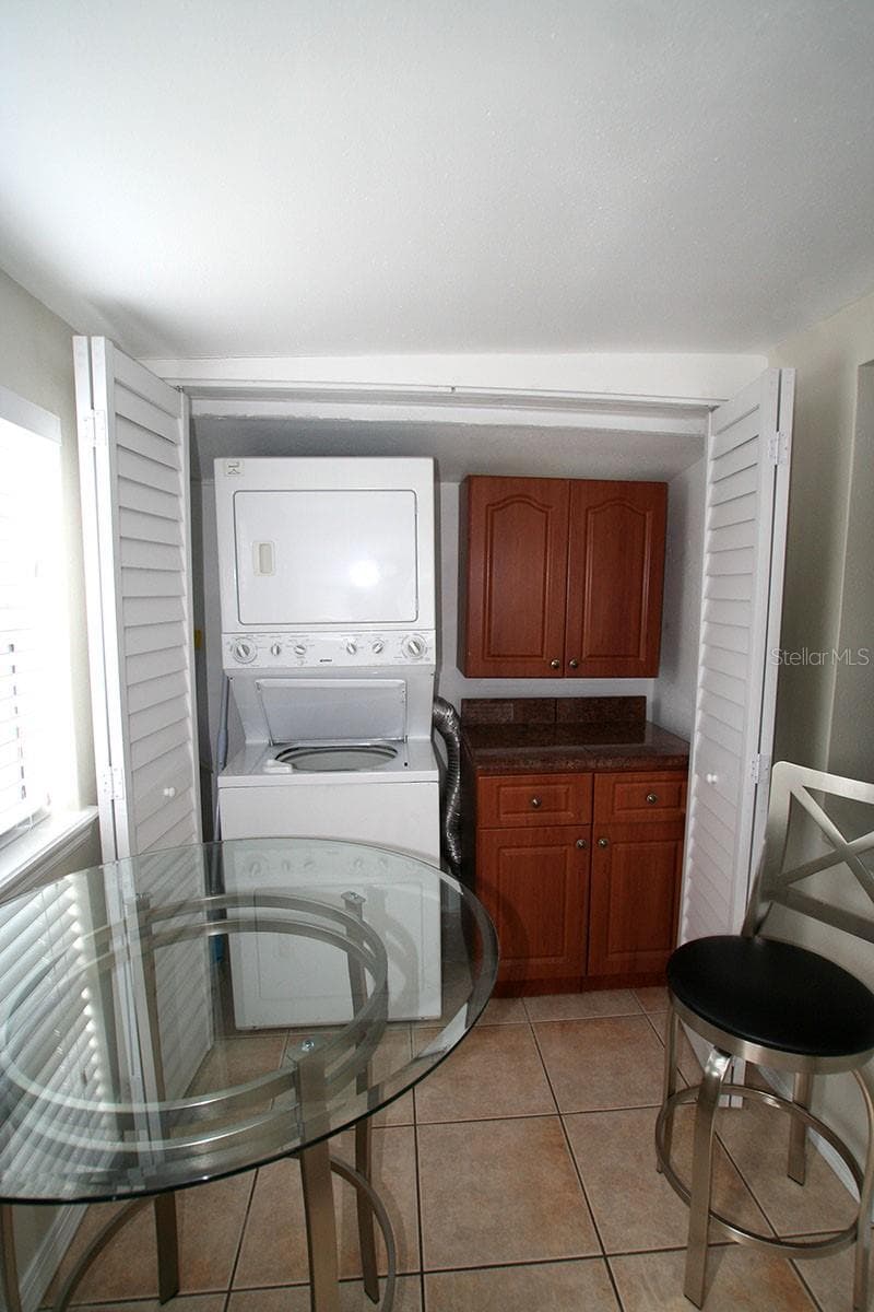 Cottage Foyer & Laundry CLoset Open - 1407 E RIDGEWOOD ST, ORLANDO