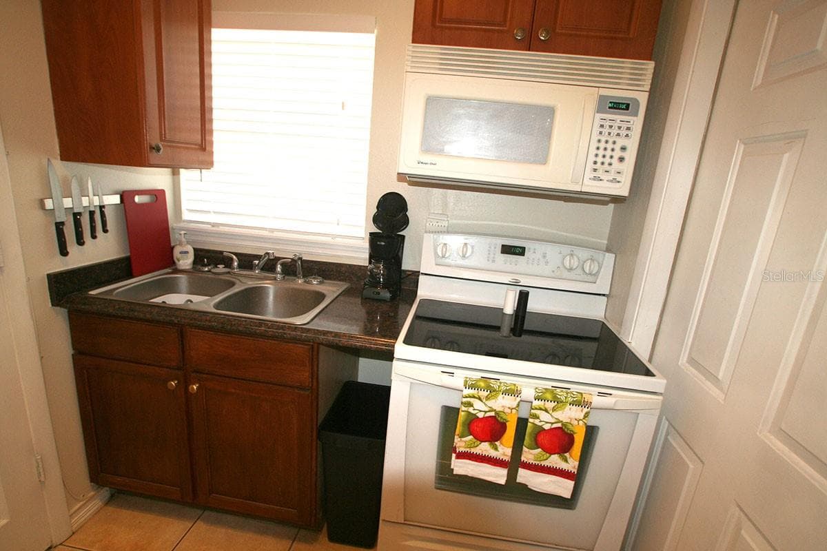 Cottage Kitchen - 1407 E RIDGEWOOD ST, ORLANDO