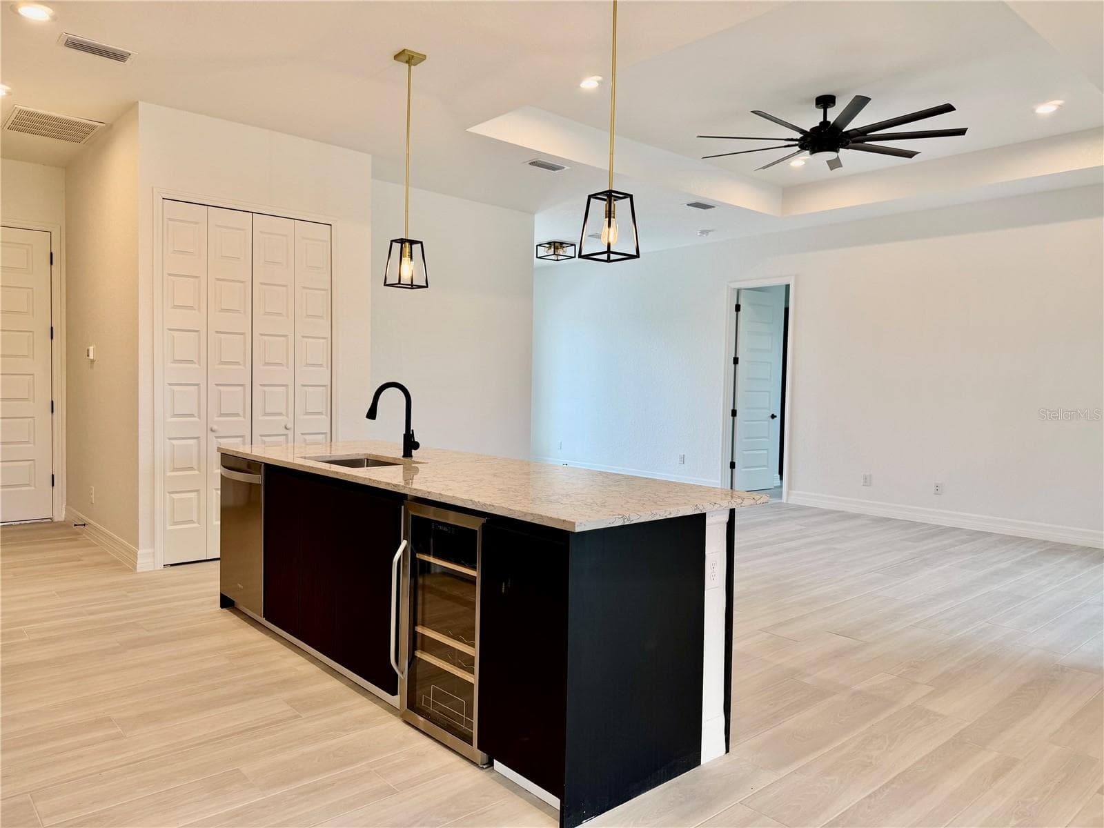 Kitchen wine cooler - 72 TEE VIEW RD, ROTONDA WEST