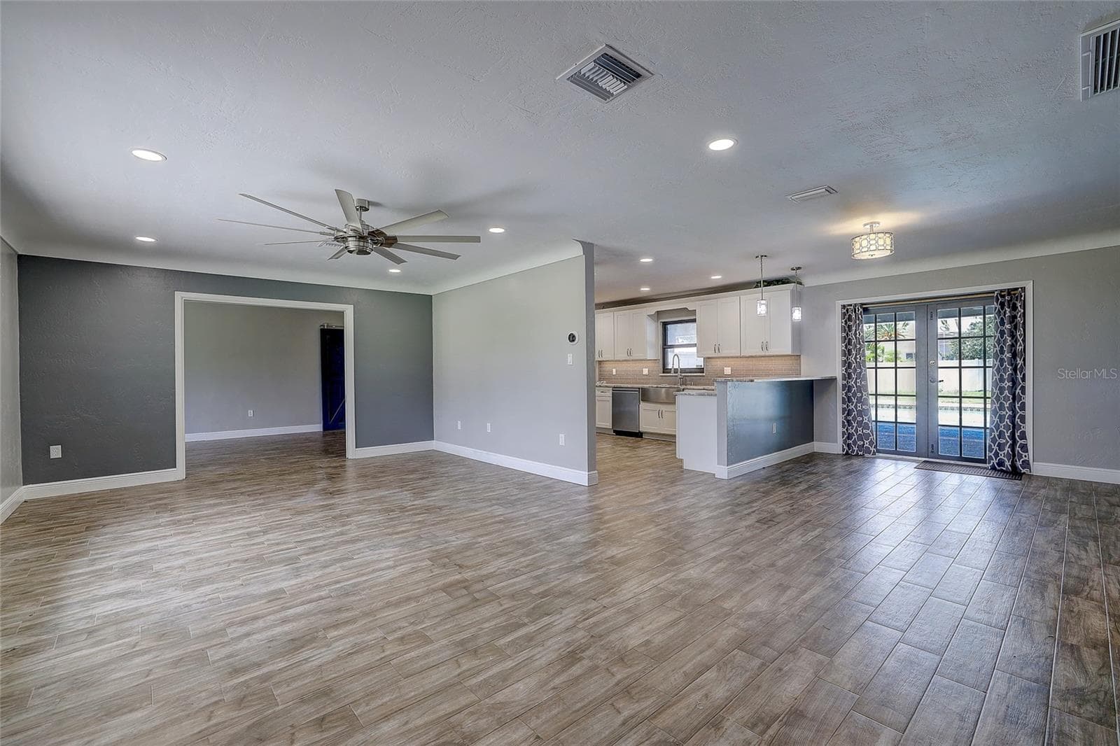 Living Room - 323 SUWANEE AVE, SARASOTA