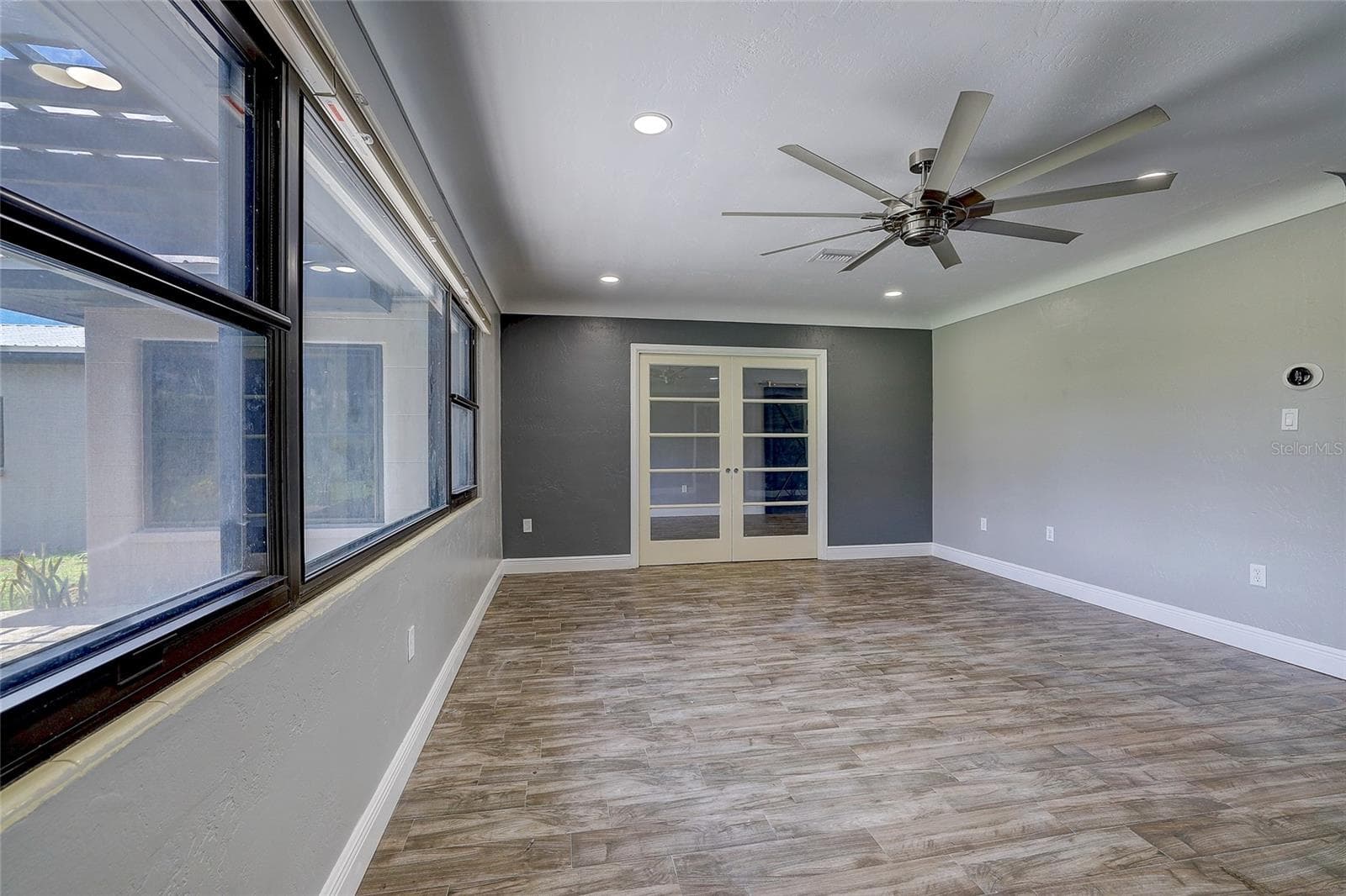 Living room with glass doors - 323 SUWANEE AVE, SARASOTA