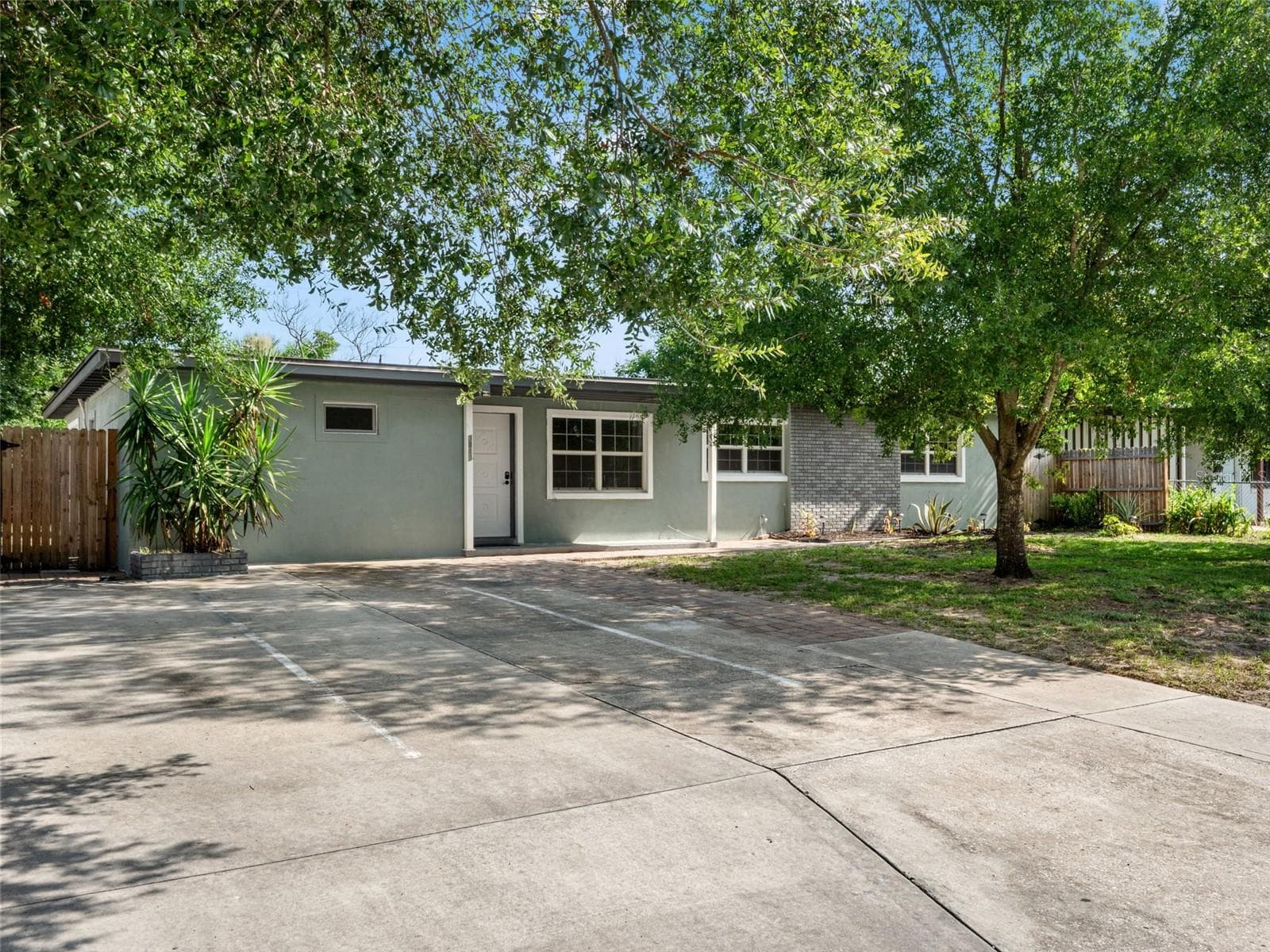 Large driveway can hold 3 cars! - 3813 EDLAND DR, ORLANDO