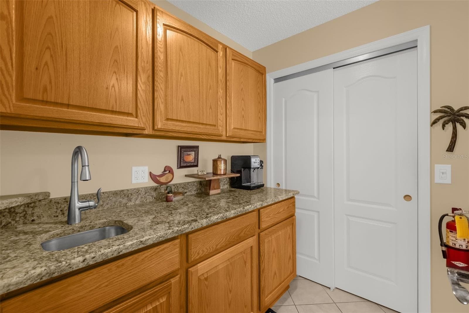 Butler pantry - 2801 BARBOZA DR, THE VILLAGES
