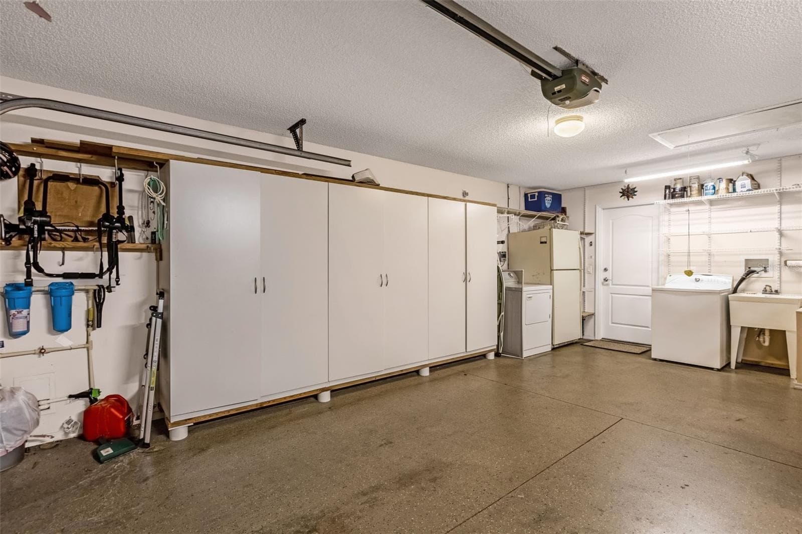 Garage with plenty of storage - 2801 BARBOZA DR, THE VILLAGES