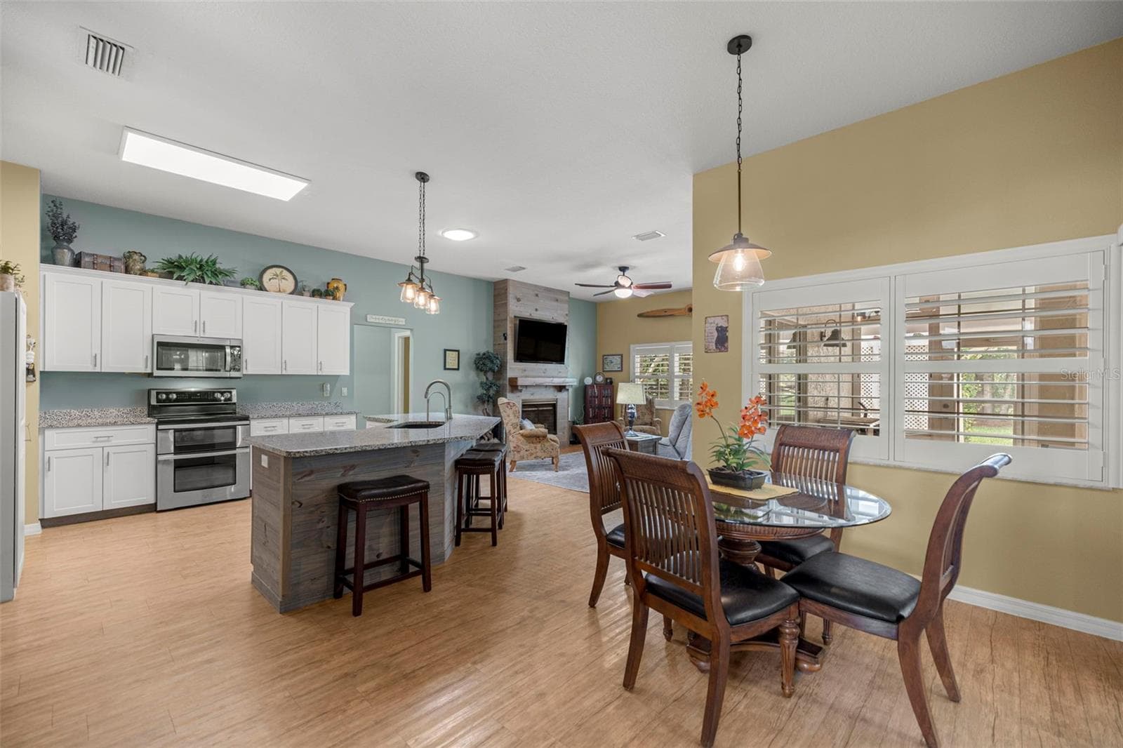 Kitchen with Breakfast Nook - 5592 NE 61ST AVENUE RD, SILVER SPRINGS