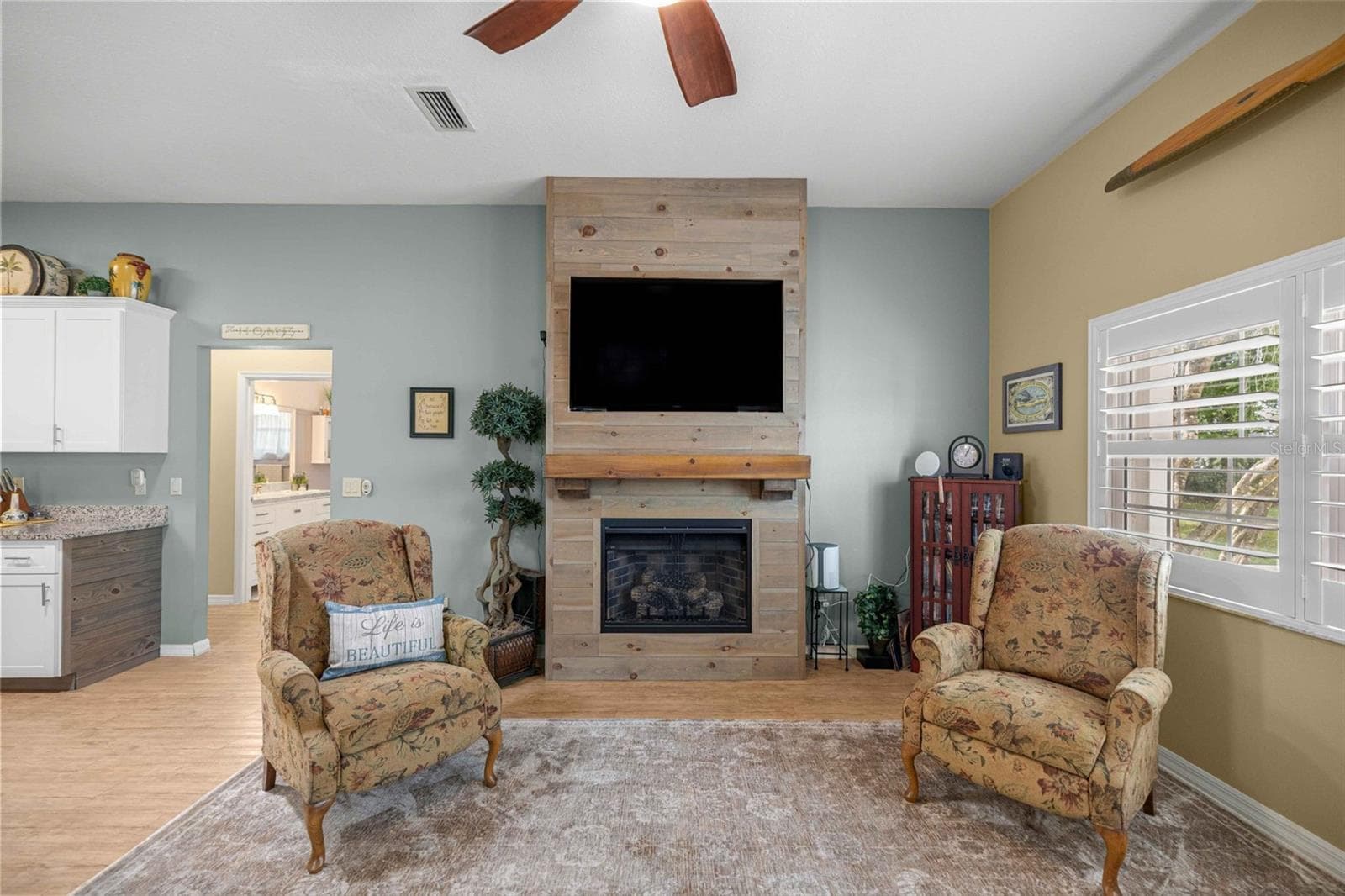 Family Room - 5592 NE 61ST AVENUE RD, SILVER SPRINGS