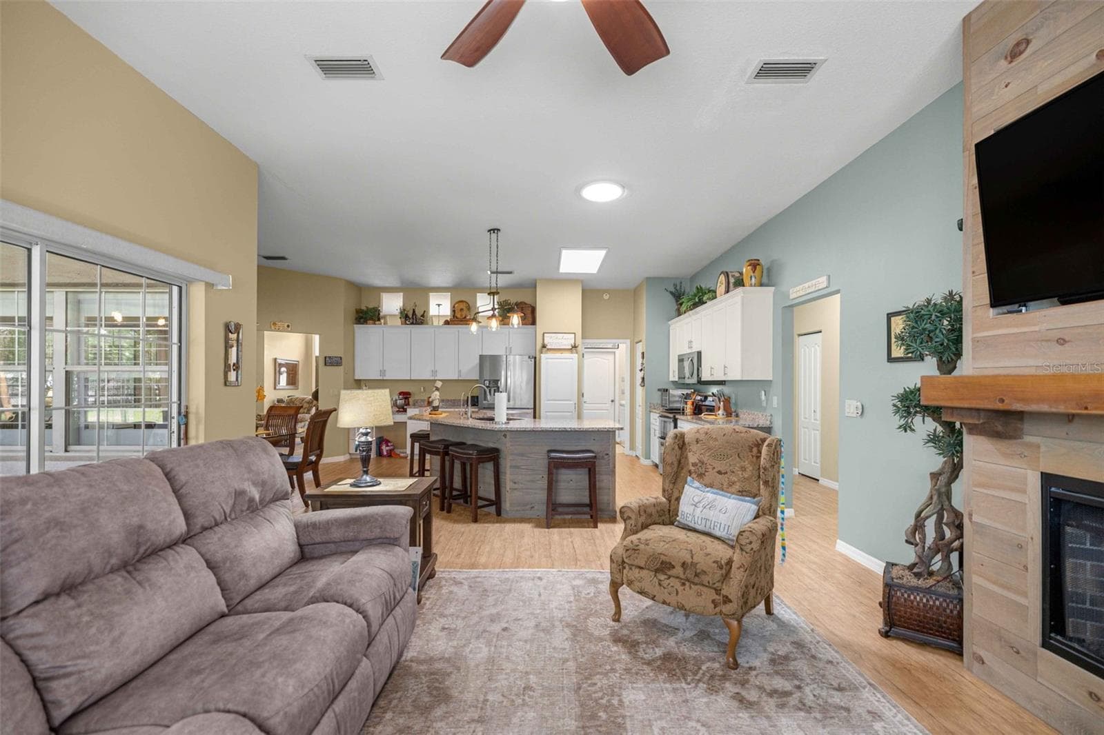Family Room - 5592 NE 61ST AVENUE RD, SILVER SPRINGS