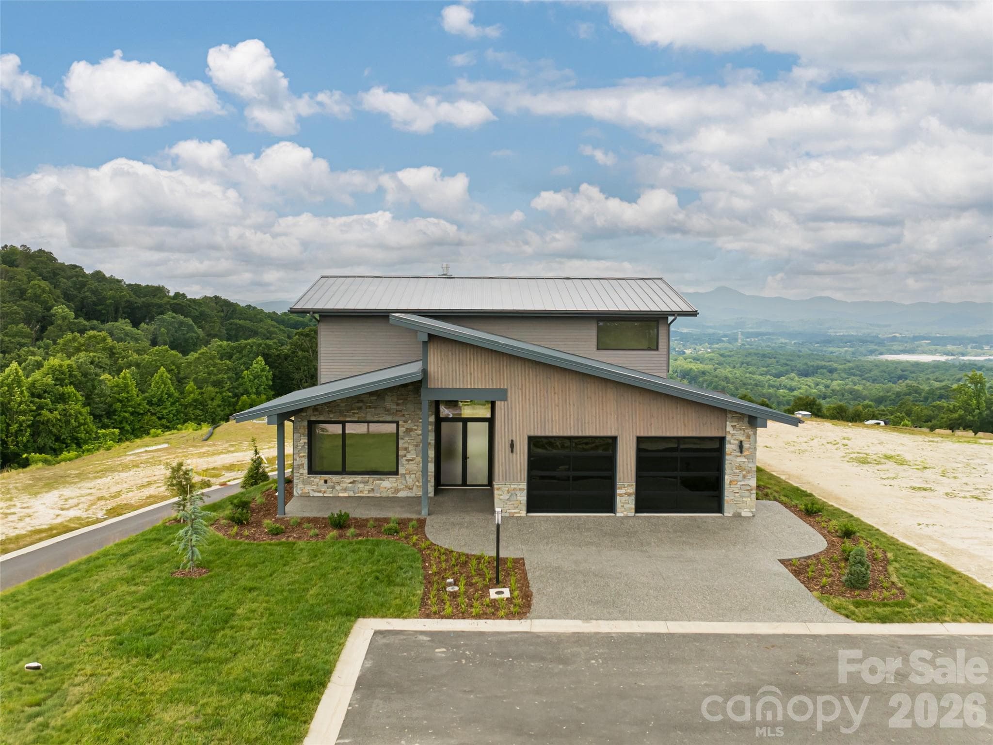 Single Family Residence at 24 S Watchman Drive, Hendersonville, photo 2 of 47
