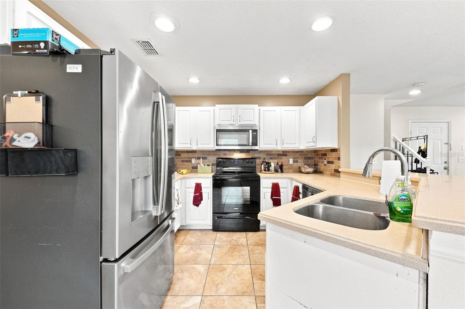 Kitchen - 611 ABACO CT, KISSIMMEE