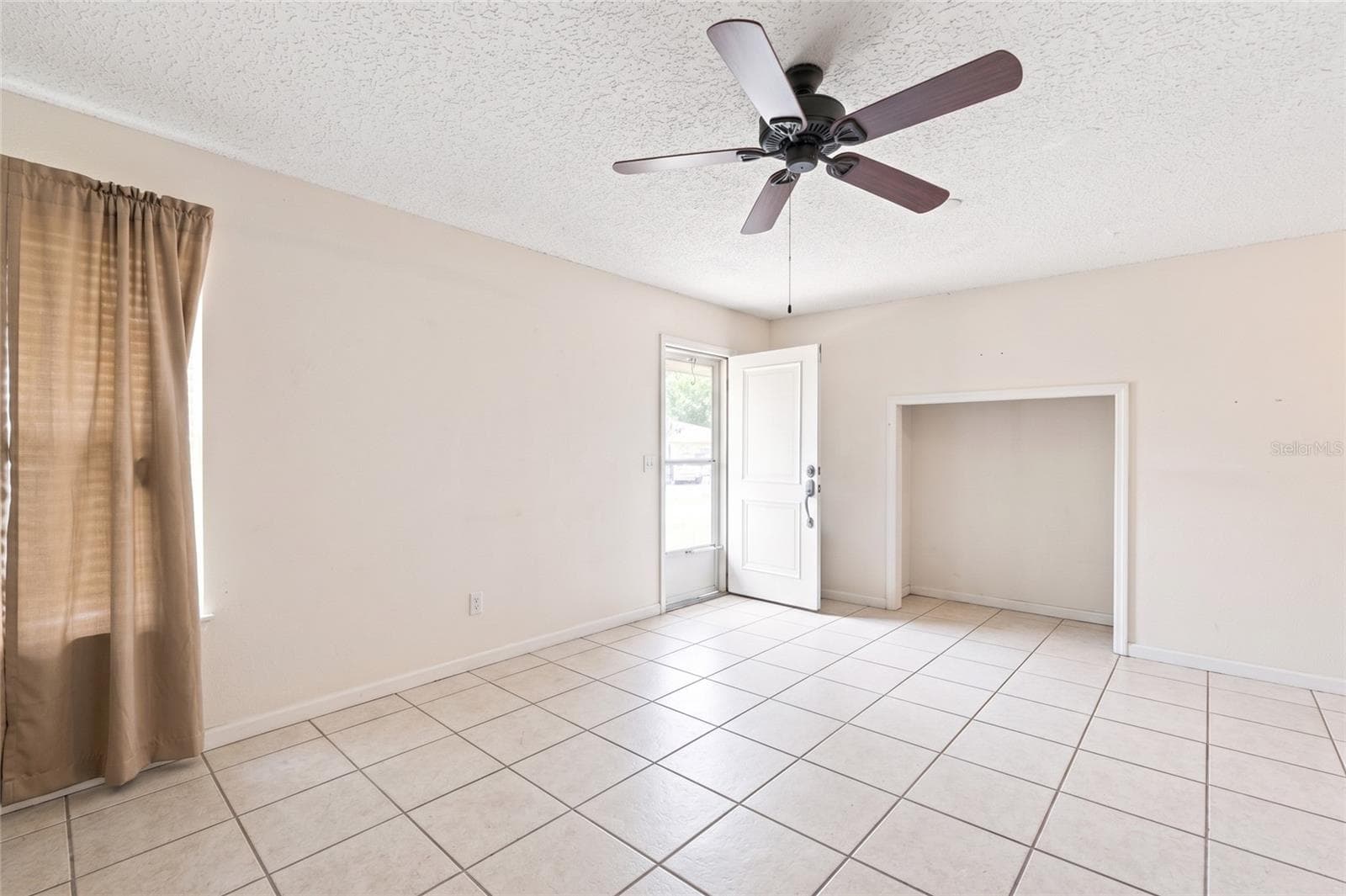 Living Area of Garage Studio Apartment - AI Enhanced - 611 ABACO CT, KISSIMMEE