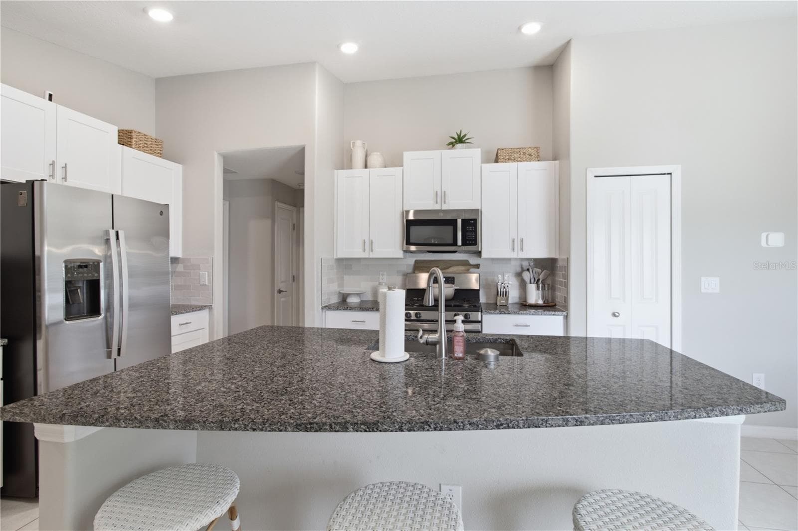 Single Family Residence at 10331 BLUE PLUME CT, RIVERVIEW, photo 6 of 57
