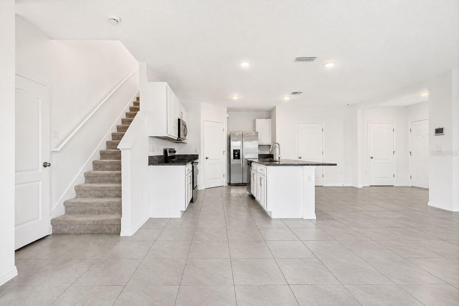 Open-concept kitchen and dining area - 1021 SILVERBELL TRL, ST CLOUD