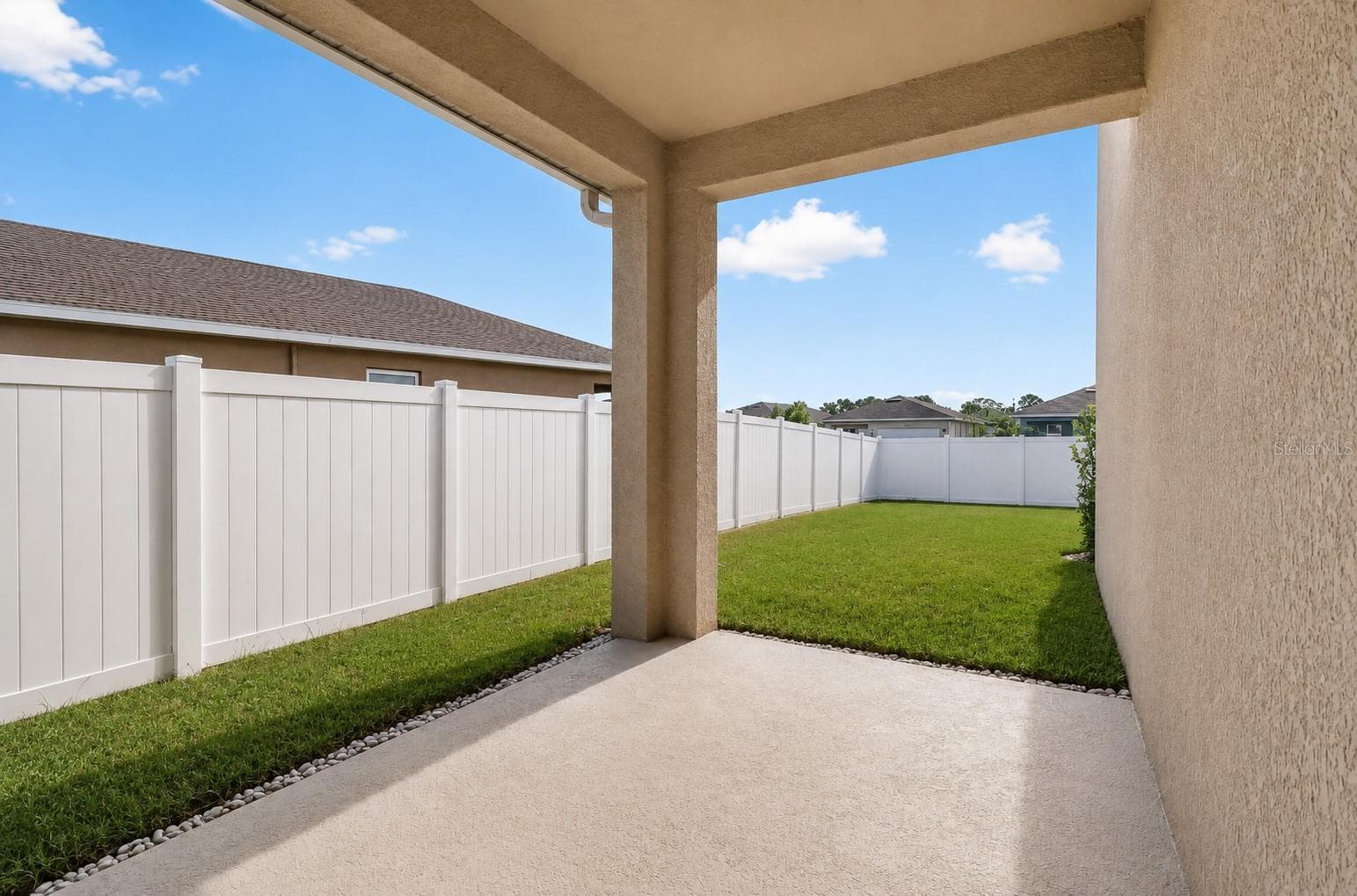 Covered rear lanai overlooking the fenced backyard - 1021 SILVERBELL TRL, ST CLOUD