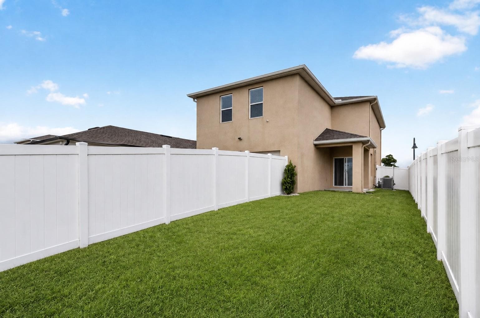 Fenced backyard and covered lanai - 1021 SILVERBELL TRL, ST CLOUD