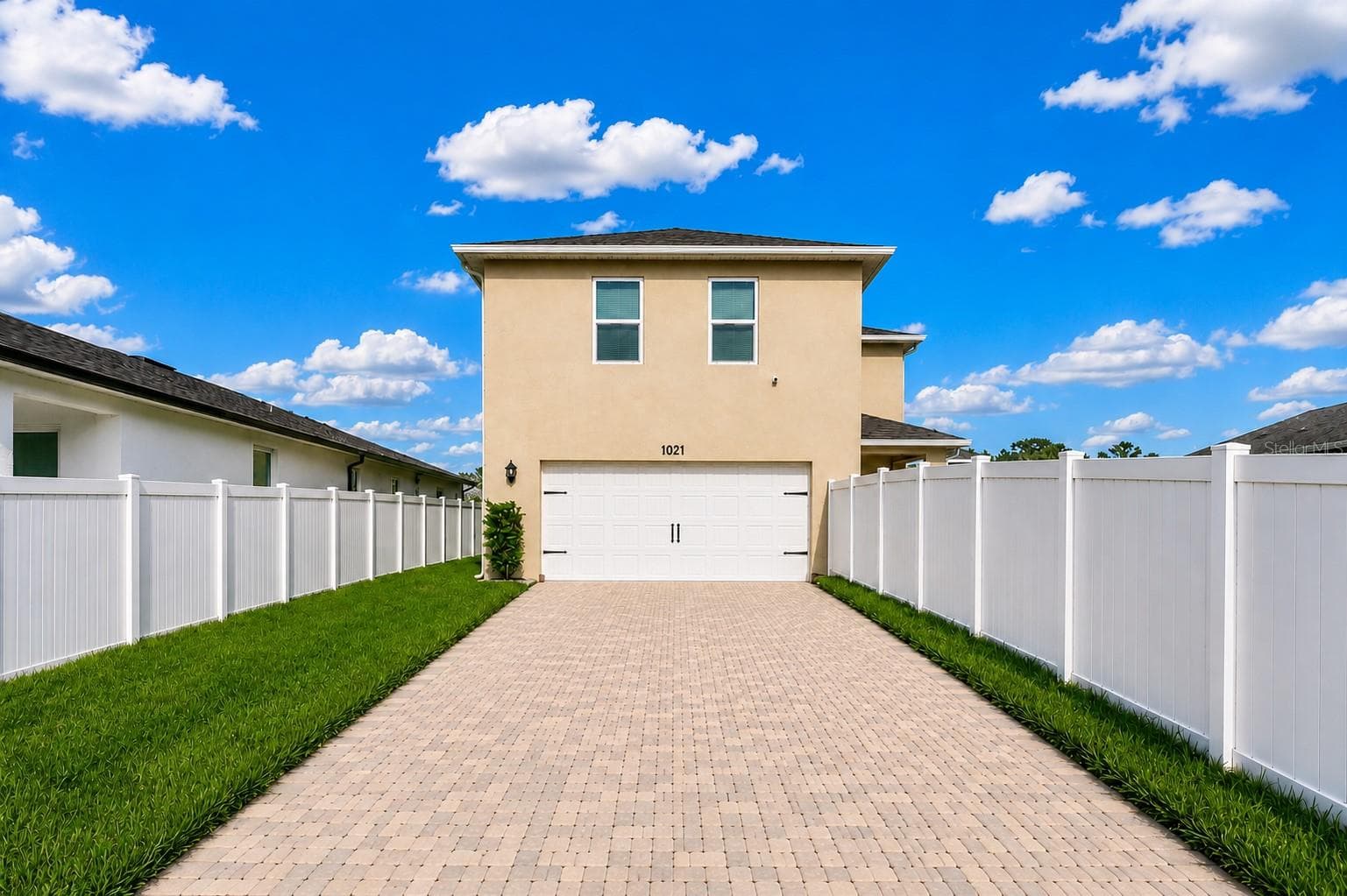 Rear driveway with additional parking space - 1021 SILVERBELL TRL, ST CLOUD