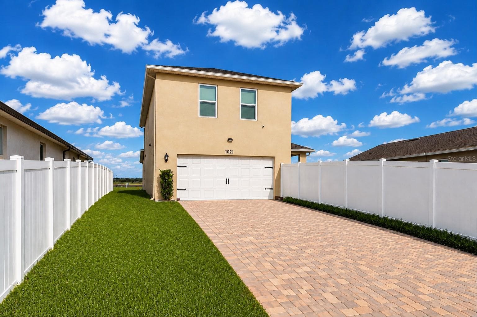 Rear driveway with additional parking space - 1021 SILVERBELL TRL, ST CLOUD